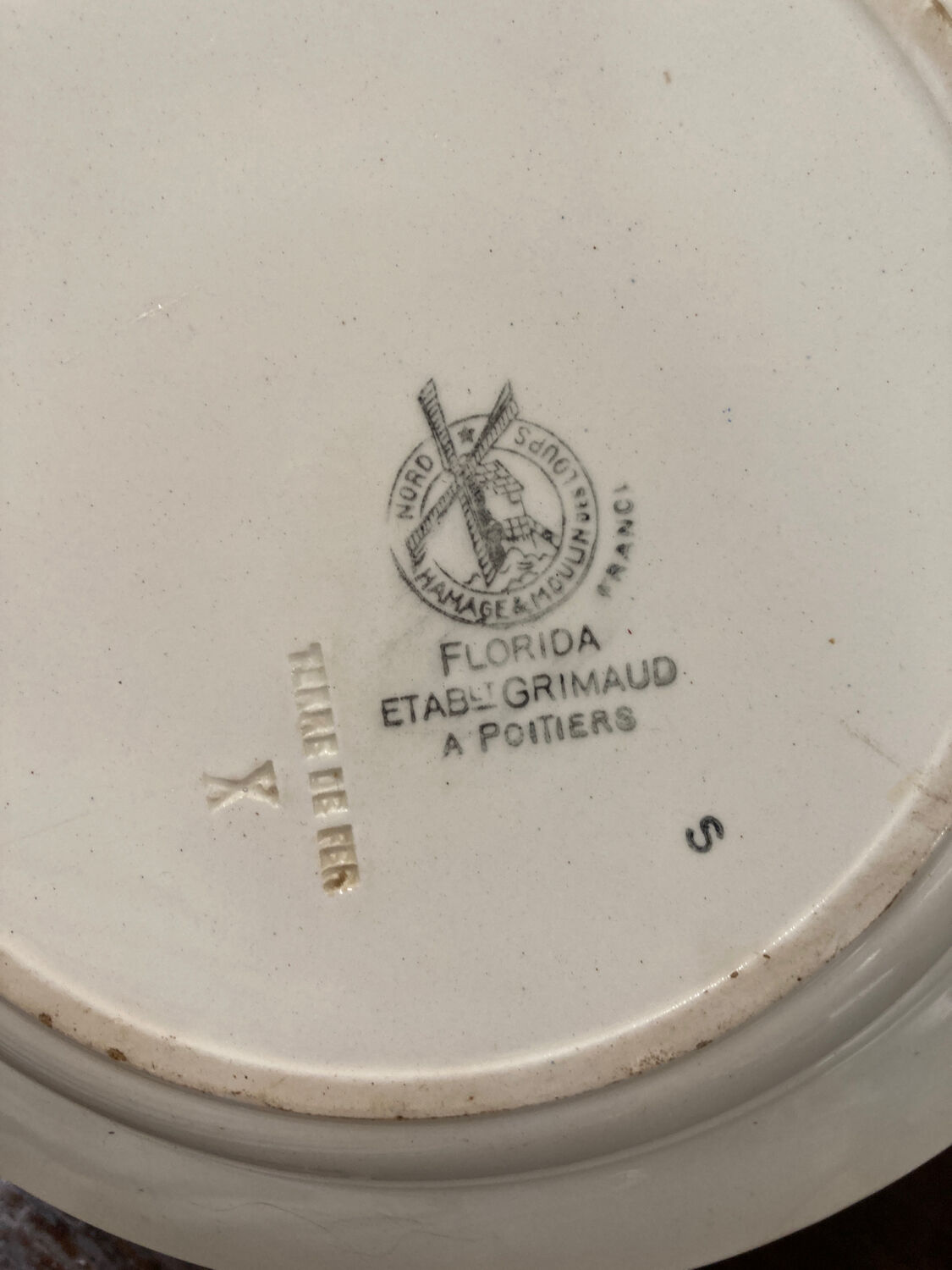 Round iron earth dish Moulin de loup Florida Grimaud Poitiers