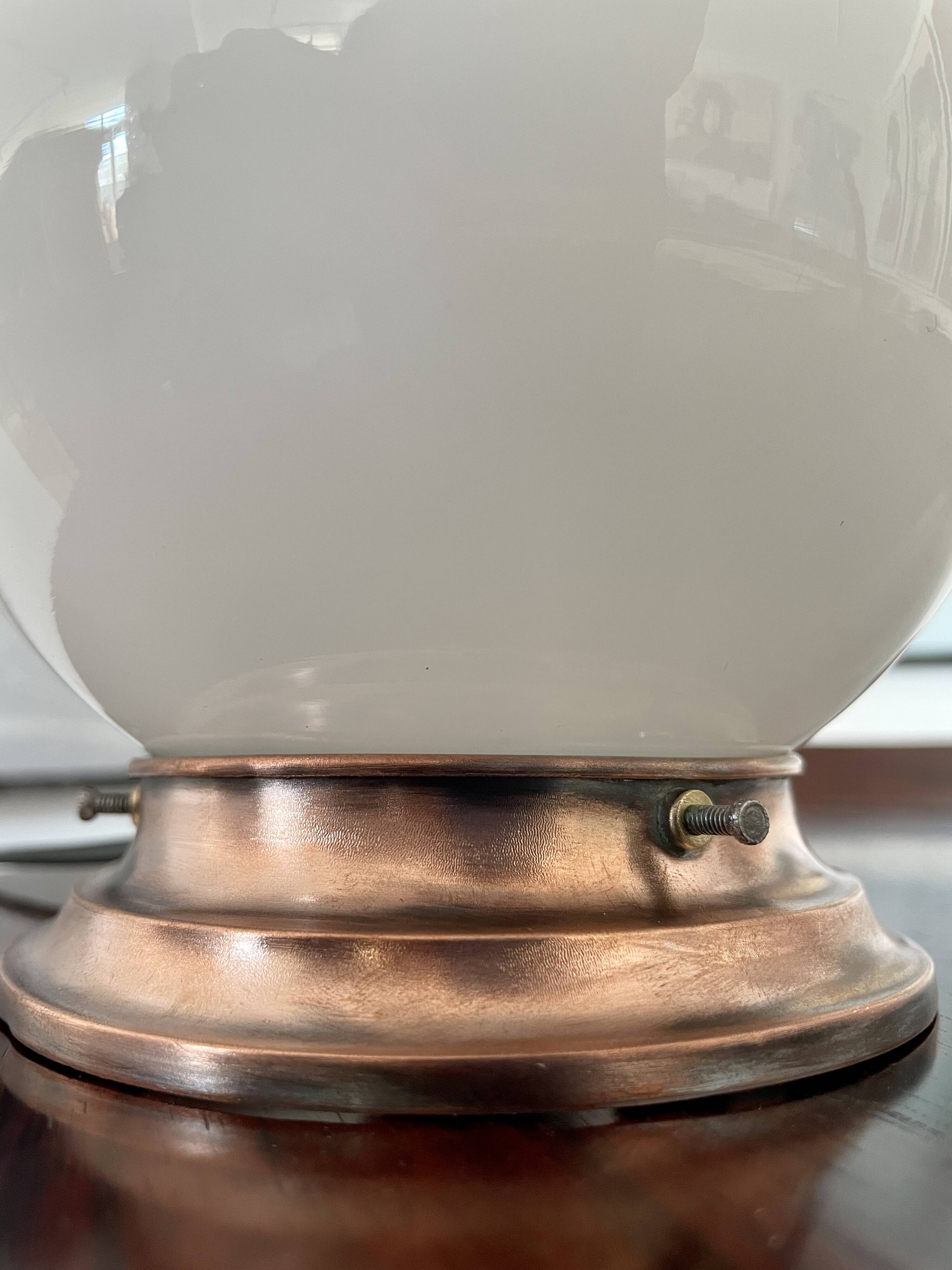 Opaline ball lamp to pose