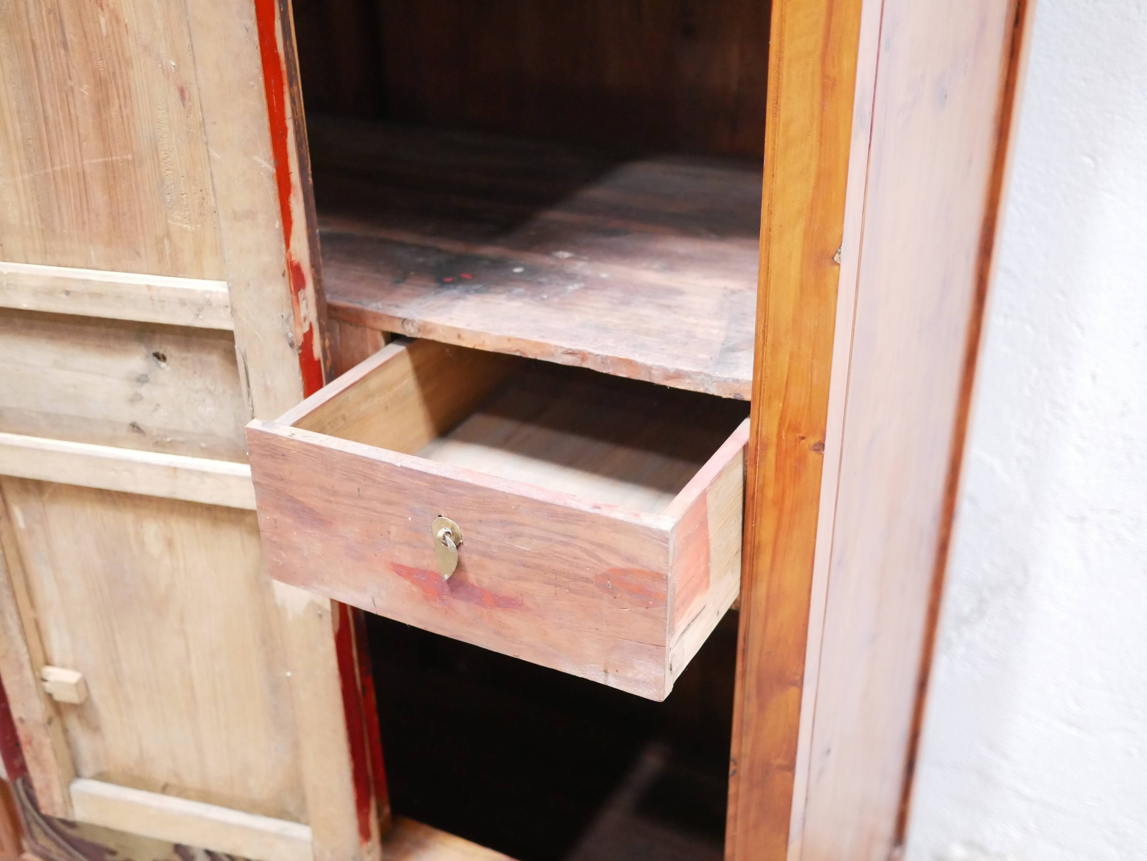 Armoire de mariage chinoise ancienne en orme sculpté et laqué – École de Ni