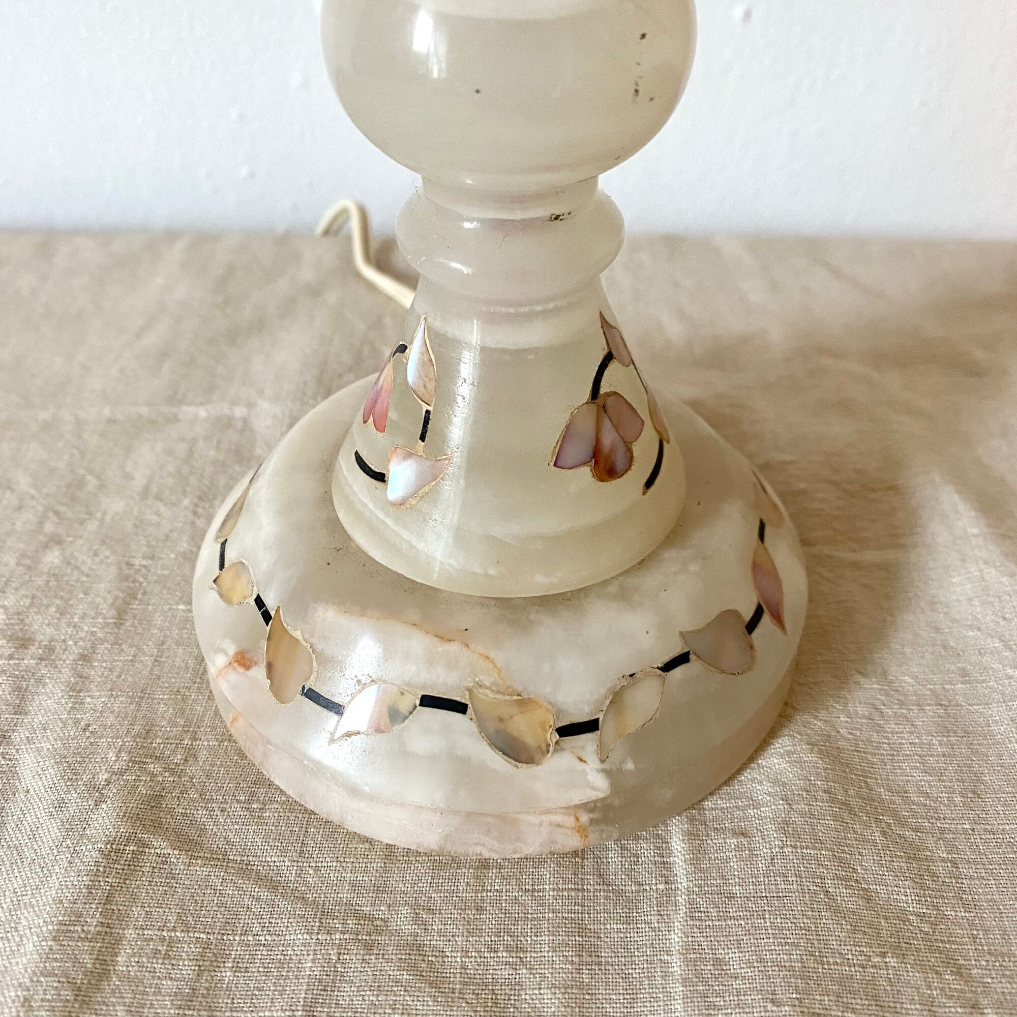Vintage lamp in alabaster and mother-of-pearl