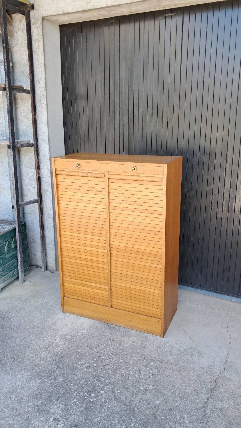 Curtain cabinet