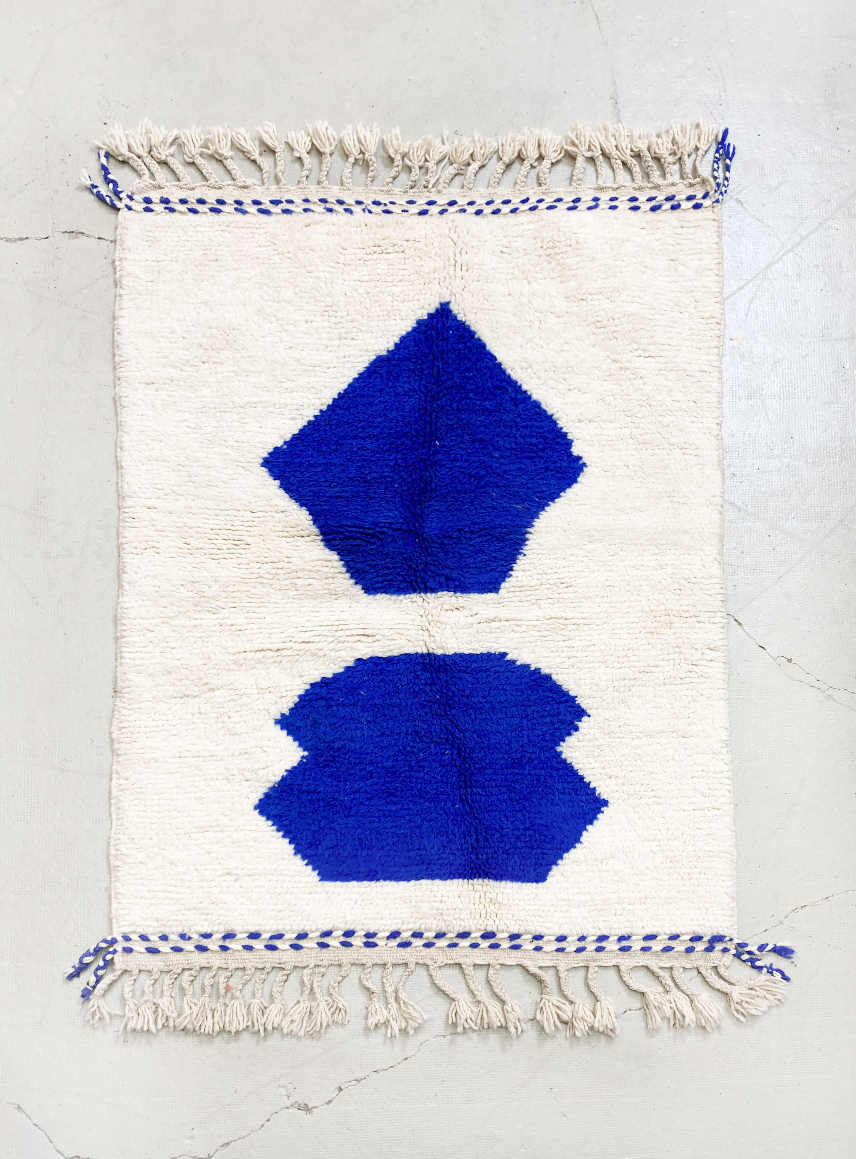 Moroccan Berber carpet beni ouarain contemporary with majorelle blue patterns