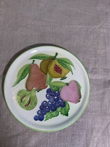 Assiette décorative à suspendre modèle les fruits en céramique émaillée les fruits signée creasiovi