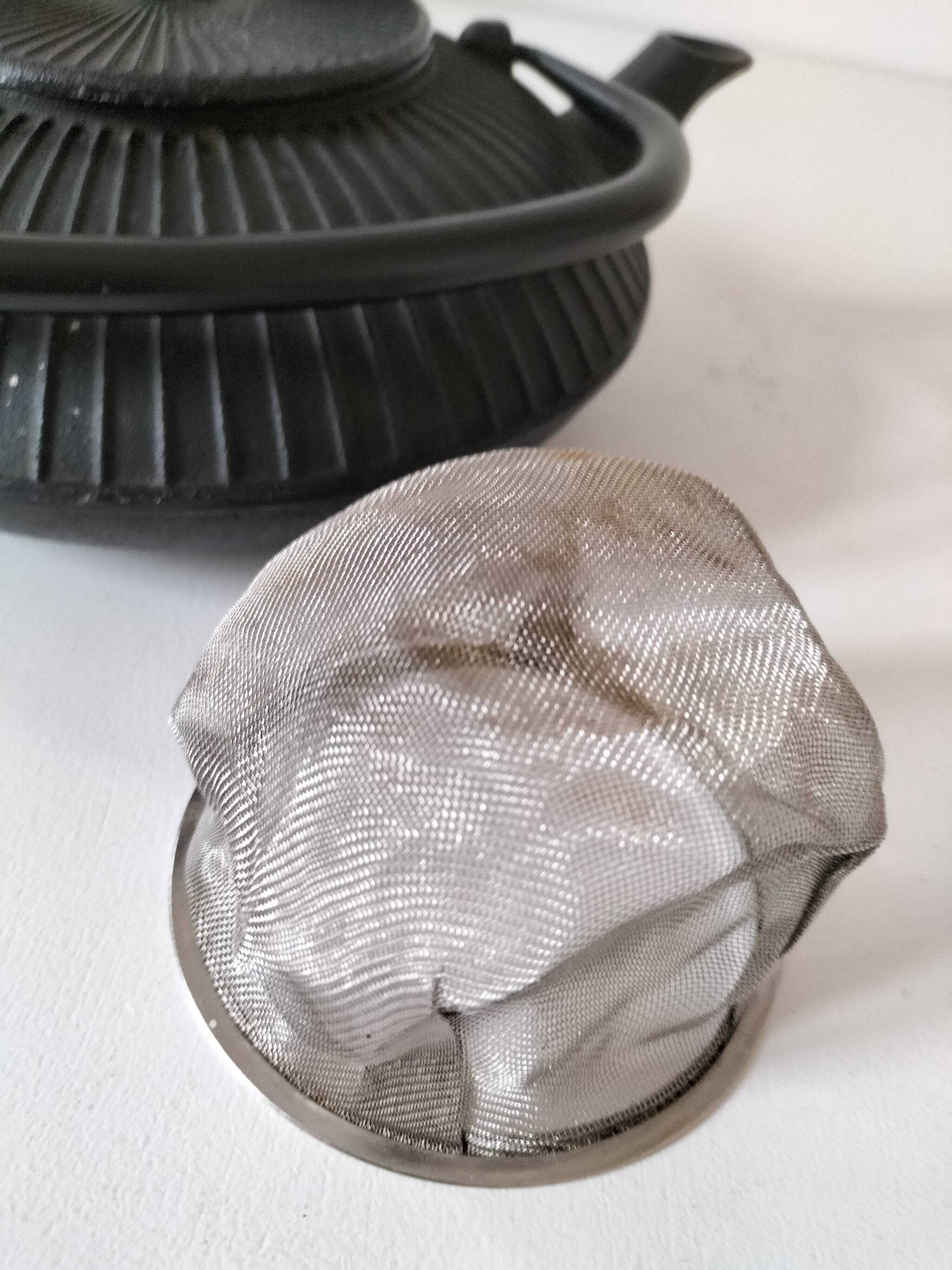 Black grooved cast iron teapot – Japanese Zen style