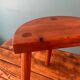 Tabouret tripode en pin