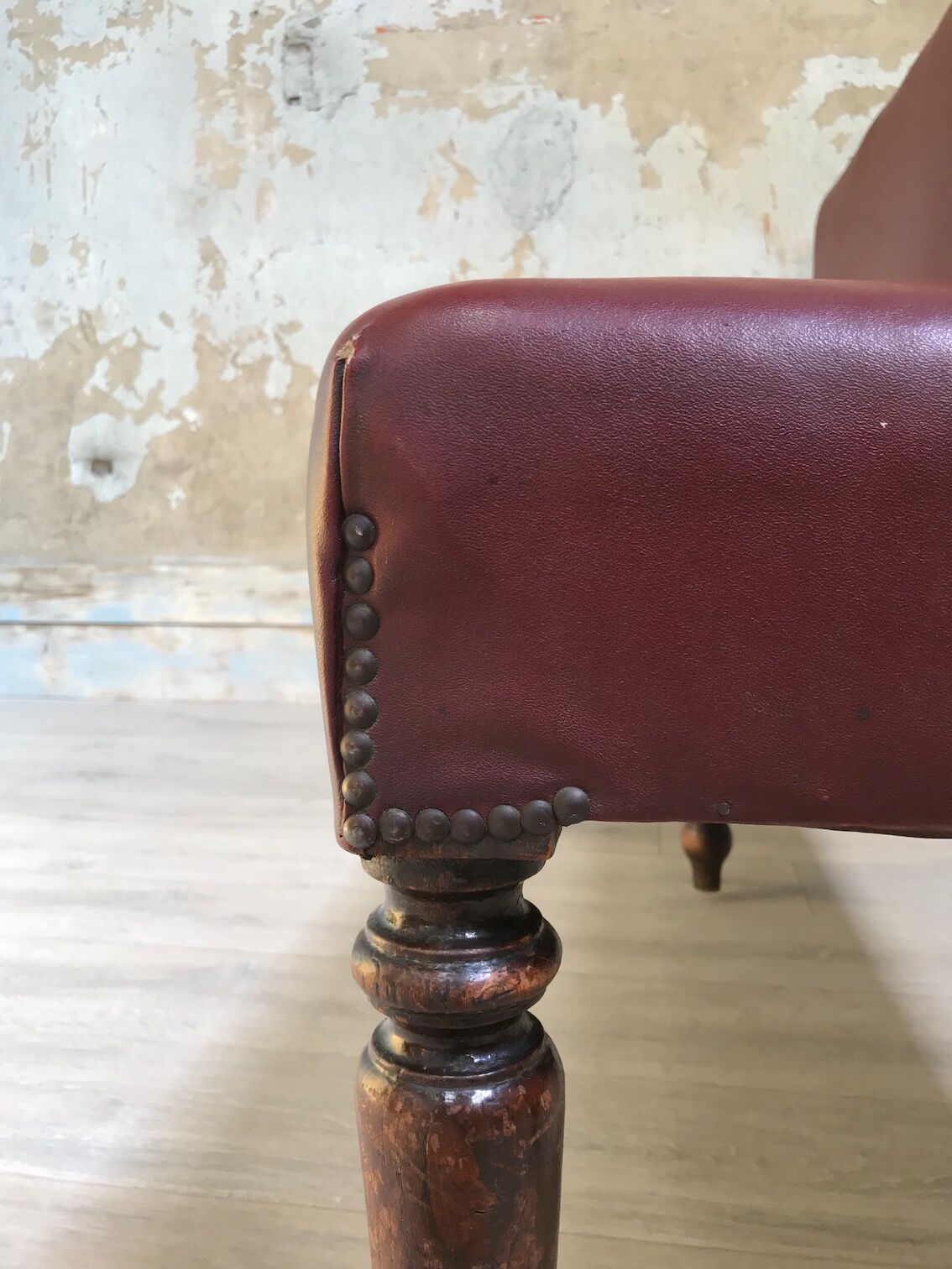 Bistro bench in burgundy leather