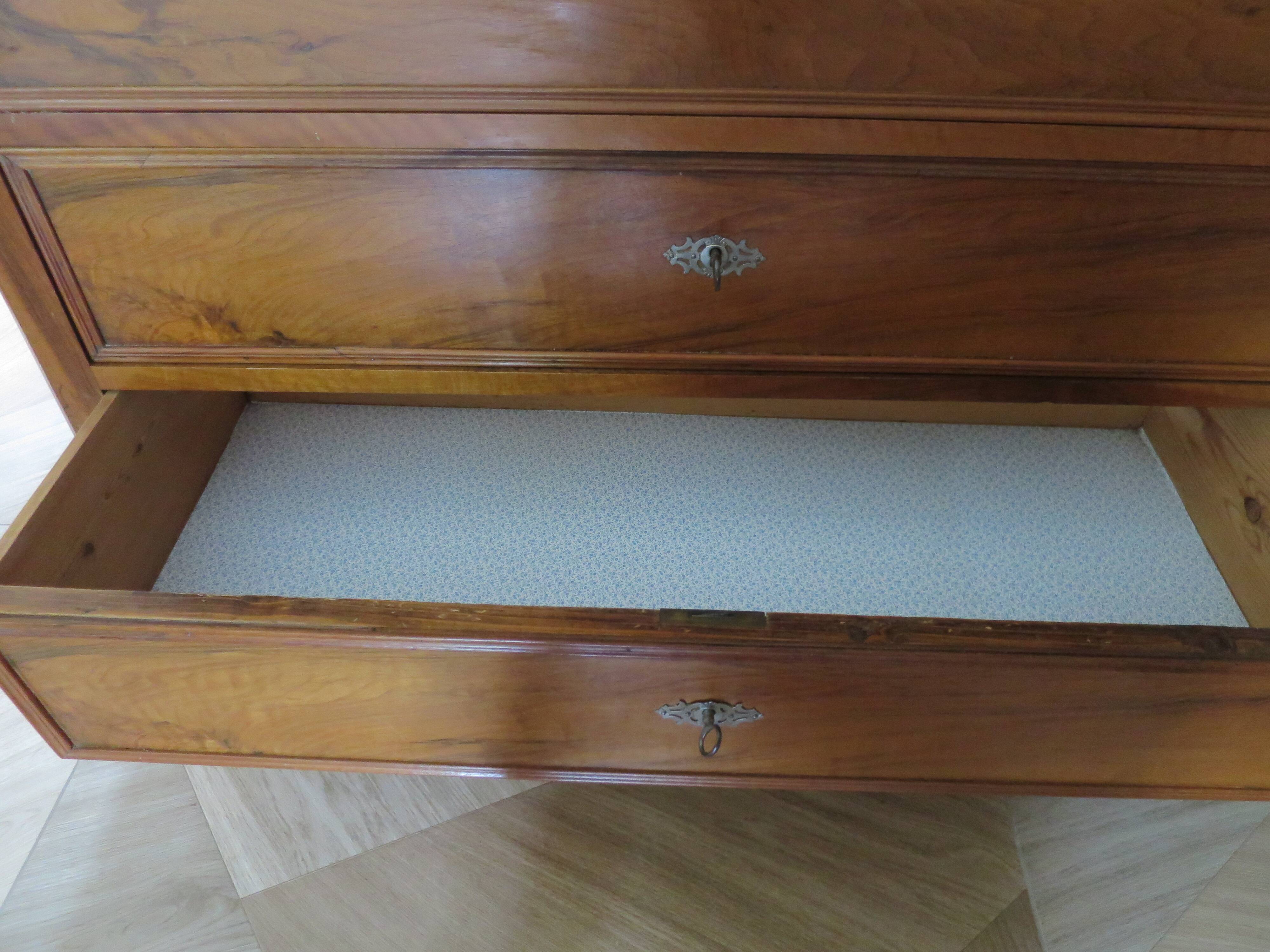 Rare - Pretty old chest of drawers with 4 drawers and 3 locks - In walnut - 1930