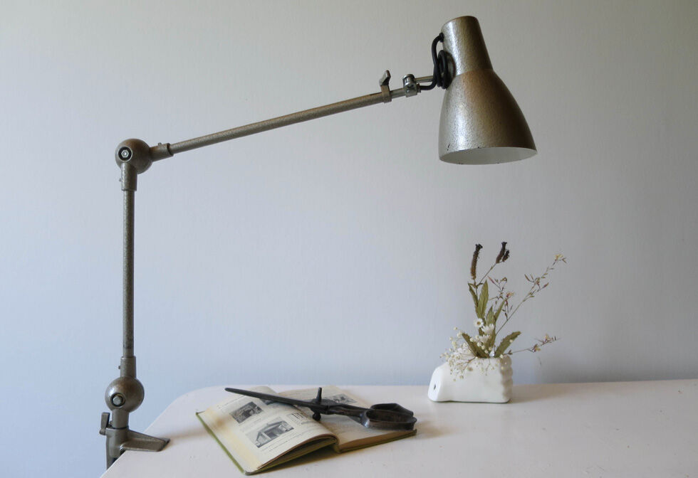 Articulated workshop lamp