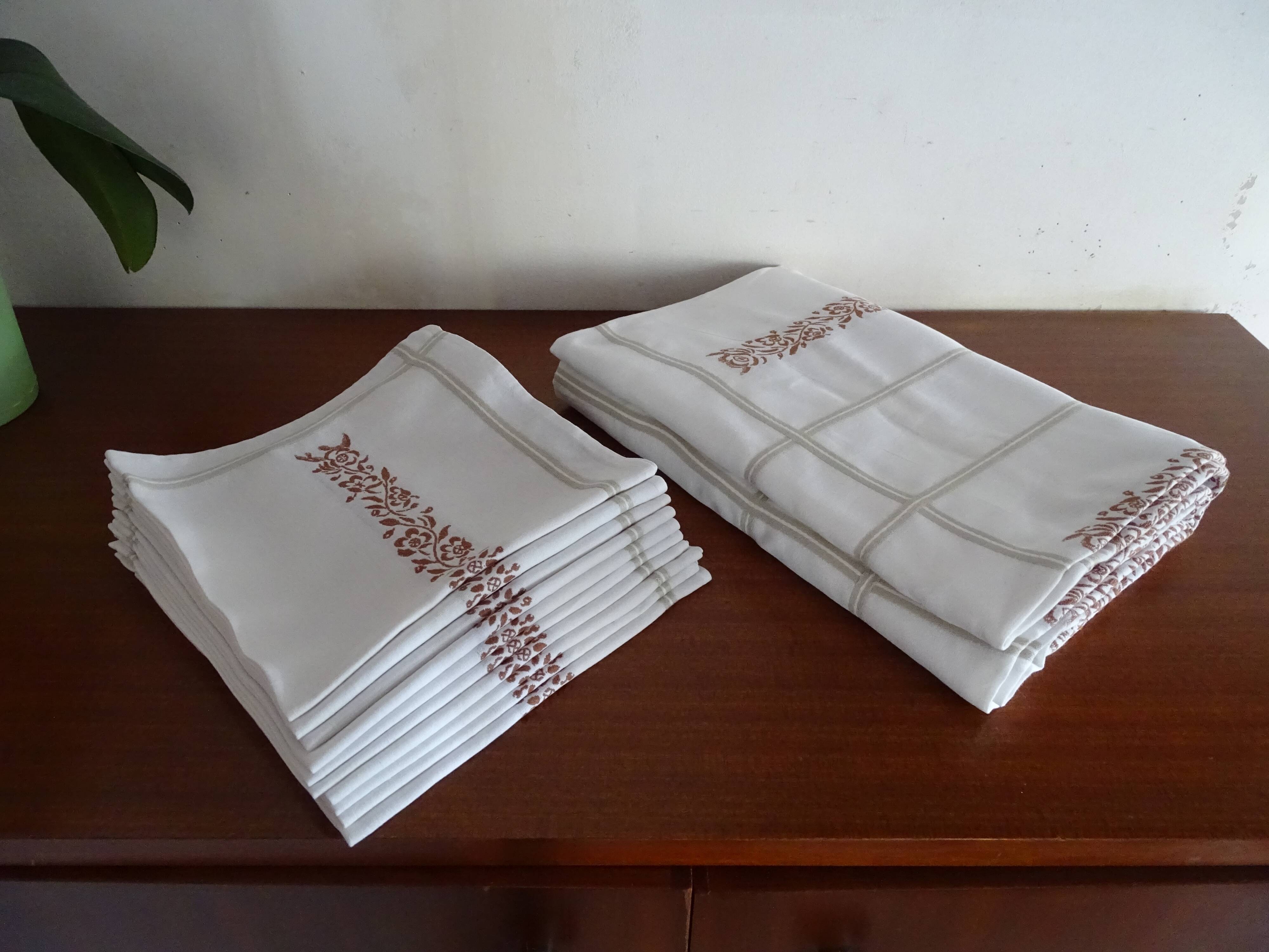 Tablecloth and 10 napkins with bedding