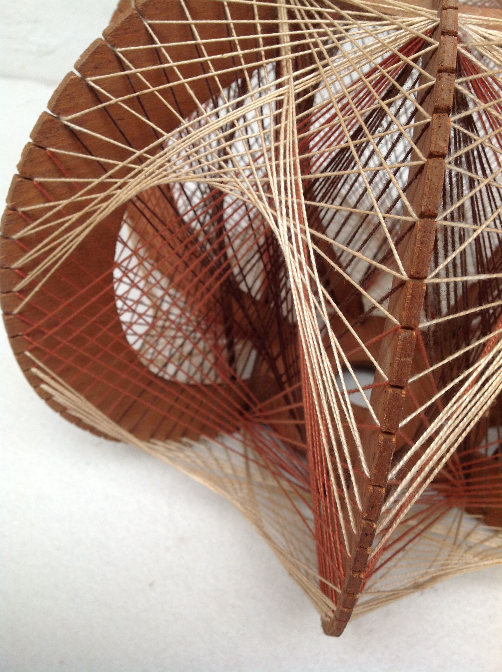 Suspension en bois et fils année 70