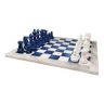 Jeu d’échecs bleu et blanc des années 1970 en albâtre de Volterra fait à la main. Fabriqué en Italie