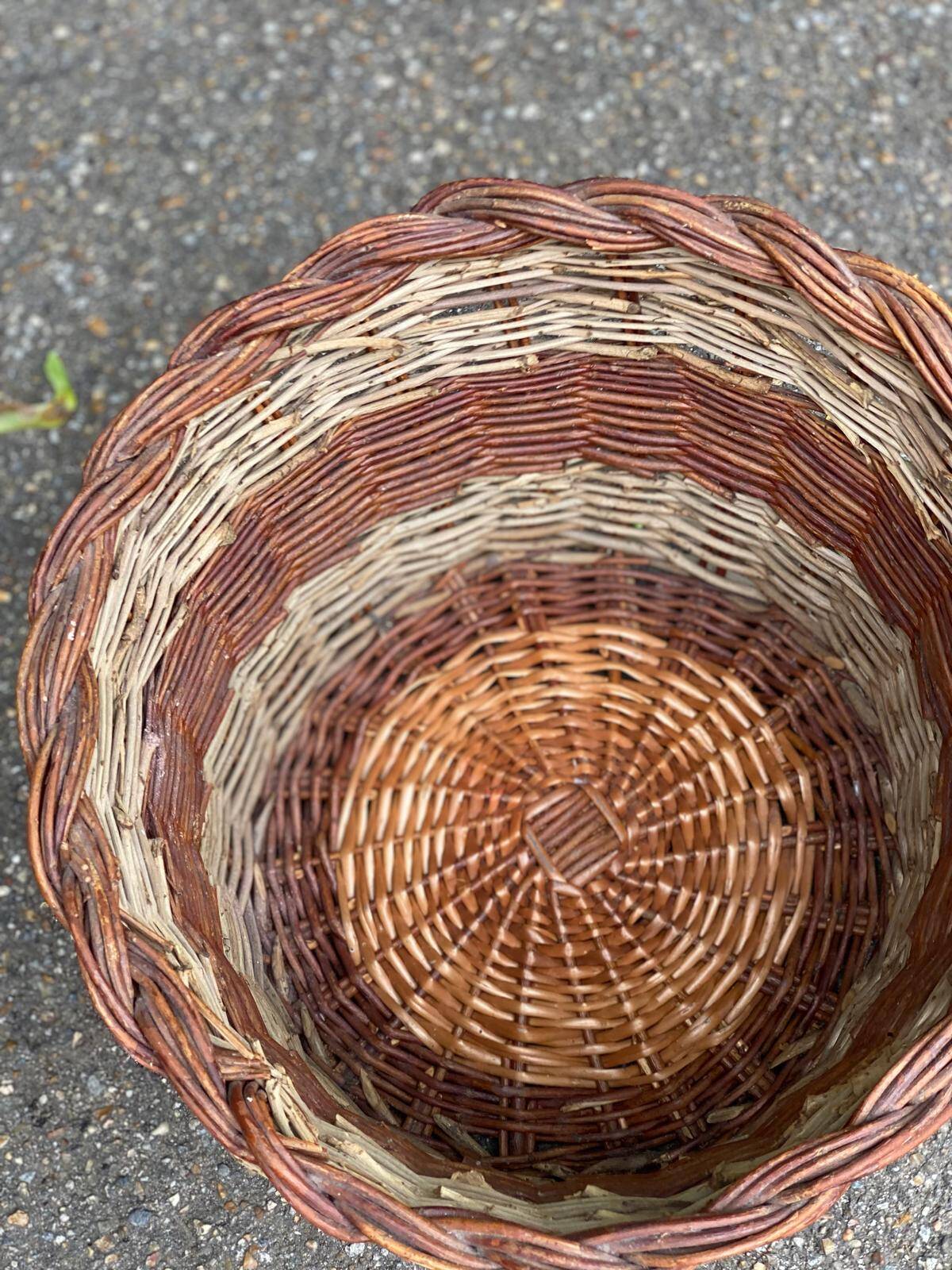 Round woven wicker basket in two colours