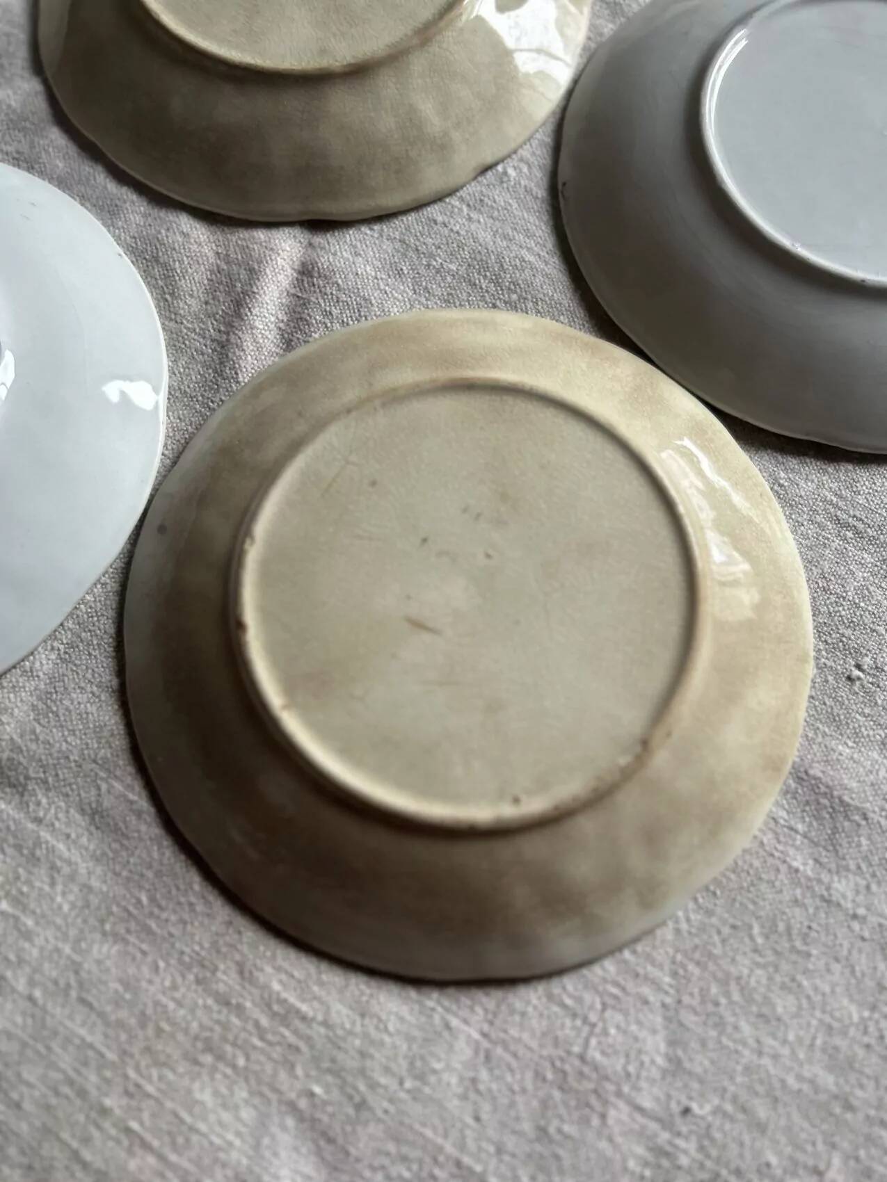 Set of eight flat dessert plates in barbotine earthenware with grape decoration – circa 1900.