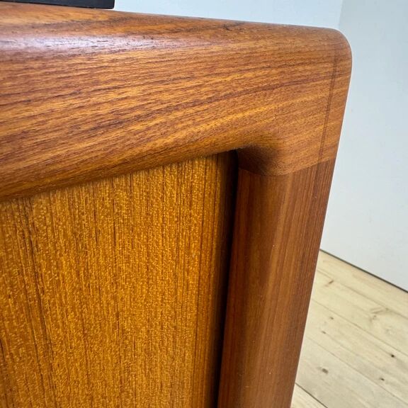 Buffet Dyrlund en teck avec portes escamotables, Danemark 1960