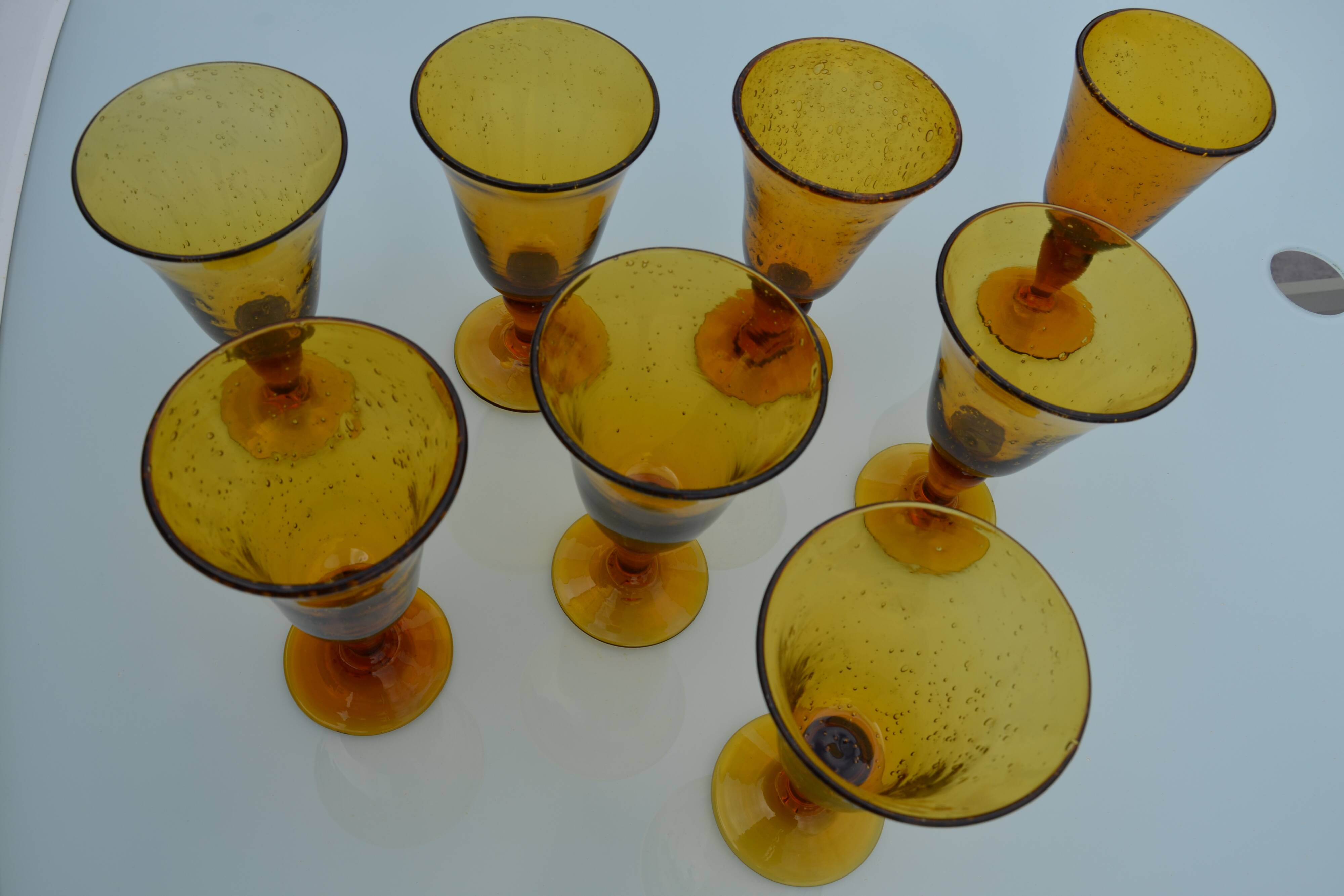 8 verres en verre ambré Biot