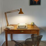 Spindle legs desk