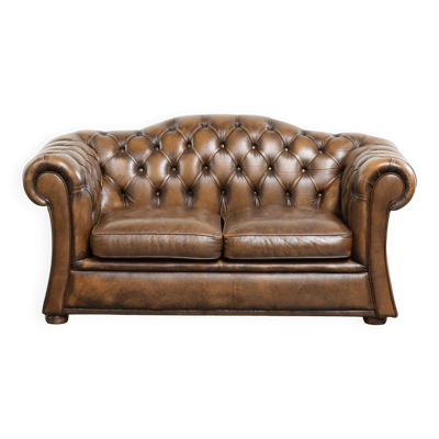 Canapé Chesterfield 2 places en cuir de vachette anglais dans une couleur luxueuse.