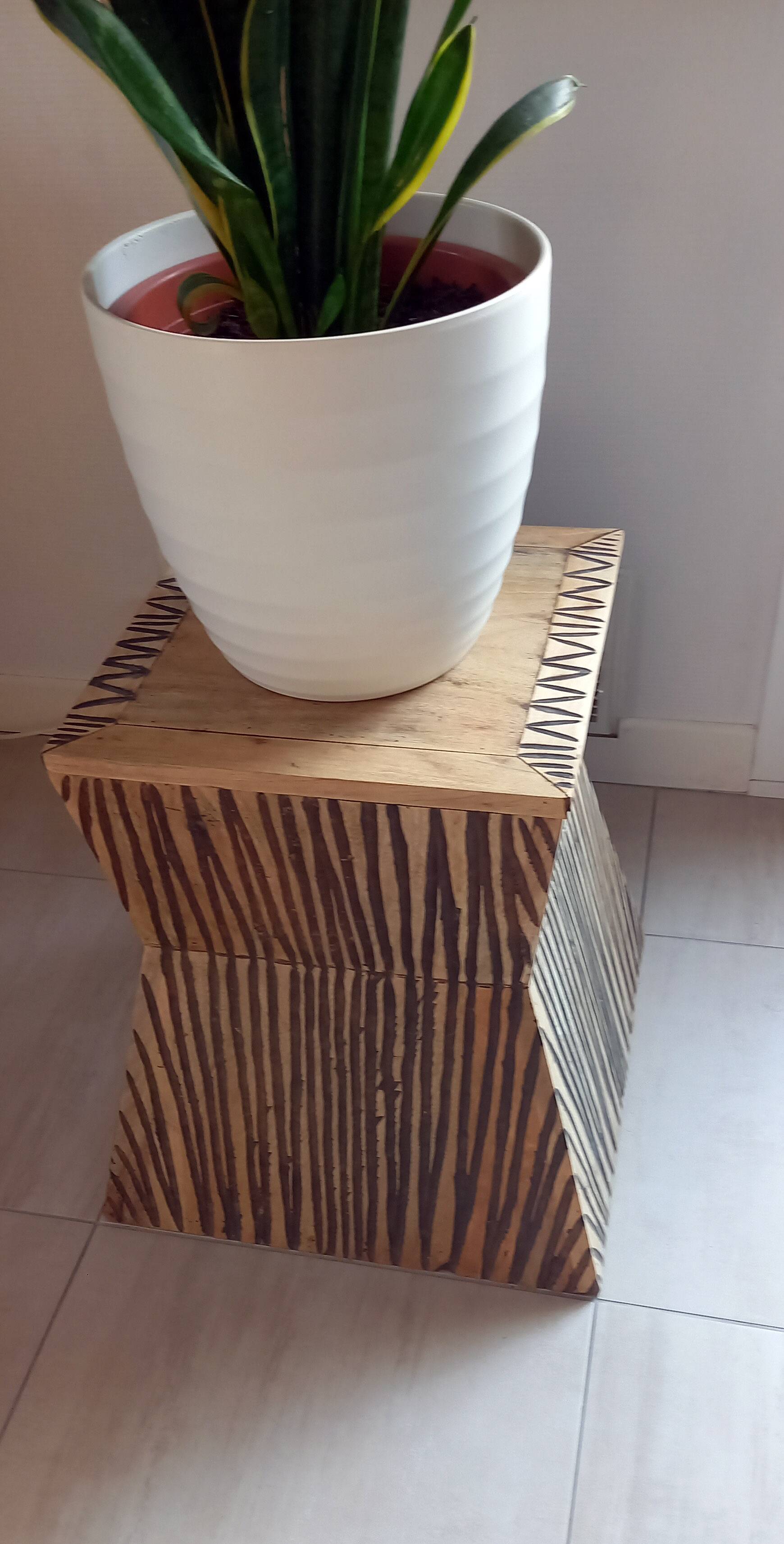 Tabouret coffre en teck naturel brun et noir.