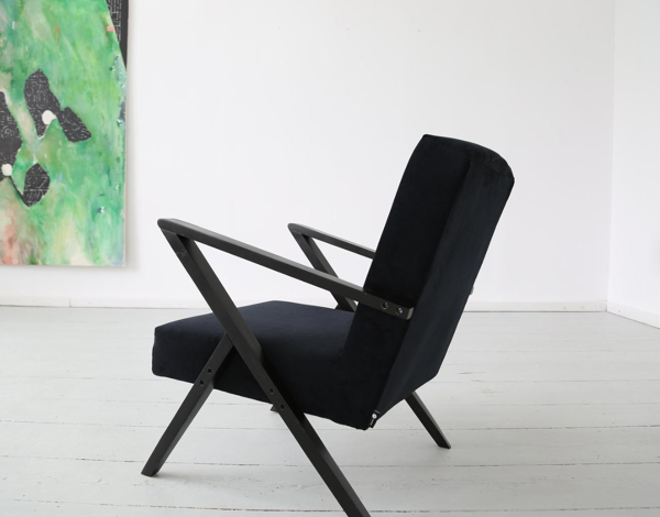 Fauteuil polonais original du milieu du siècle des années 60 en velours noir et cadre en bois noir