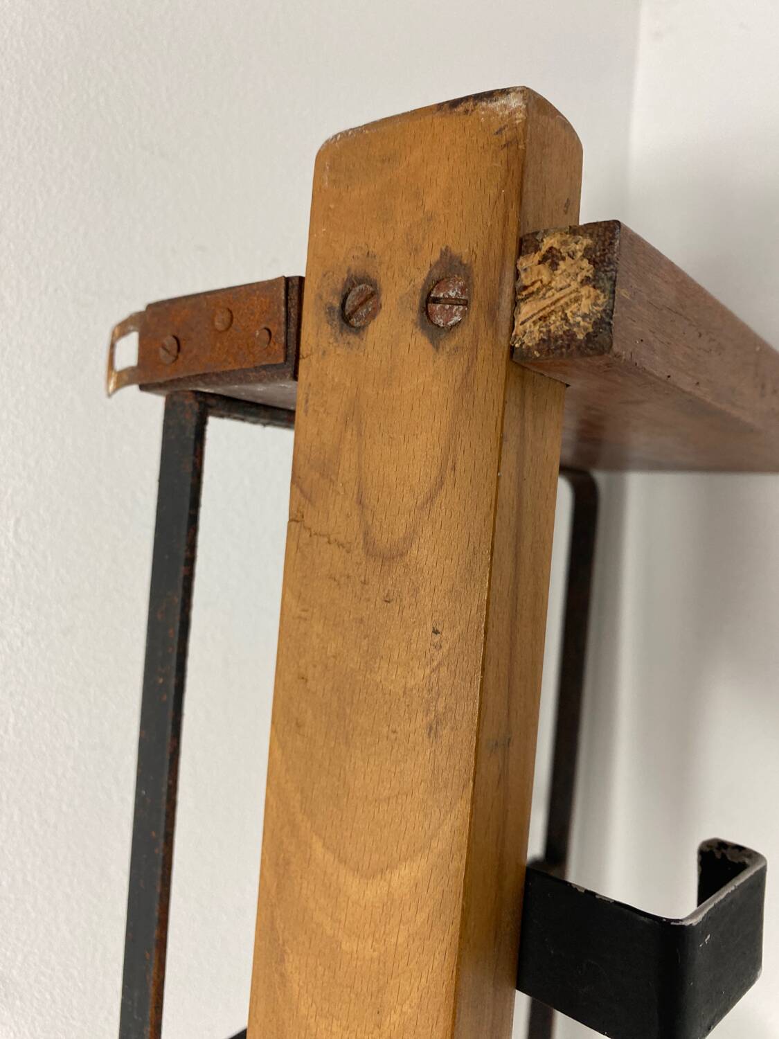 Wall-mounted coat rack with 5 wood and iron hooks