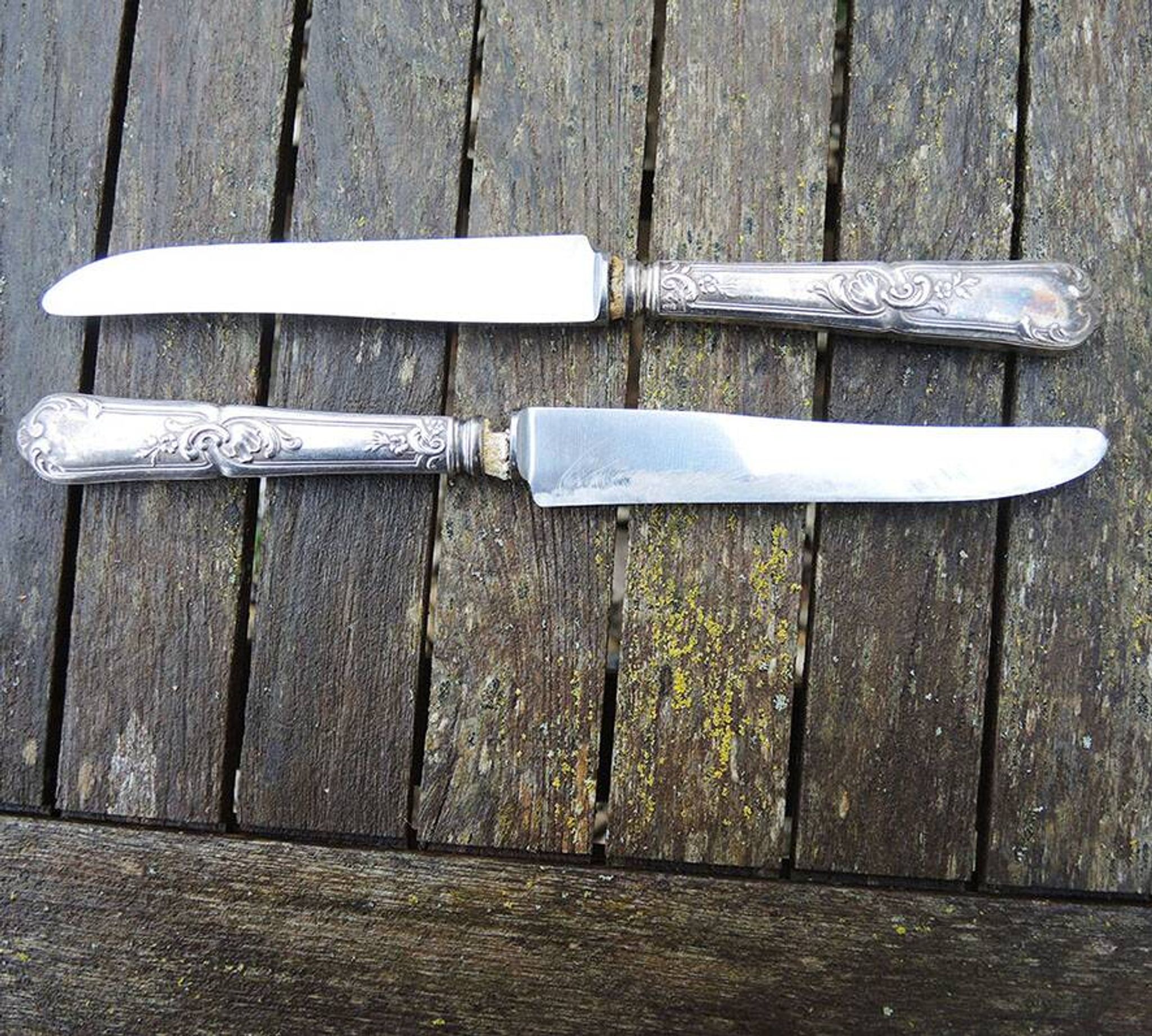 12 anciens couteaux de table Orbrille en inox