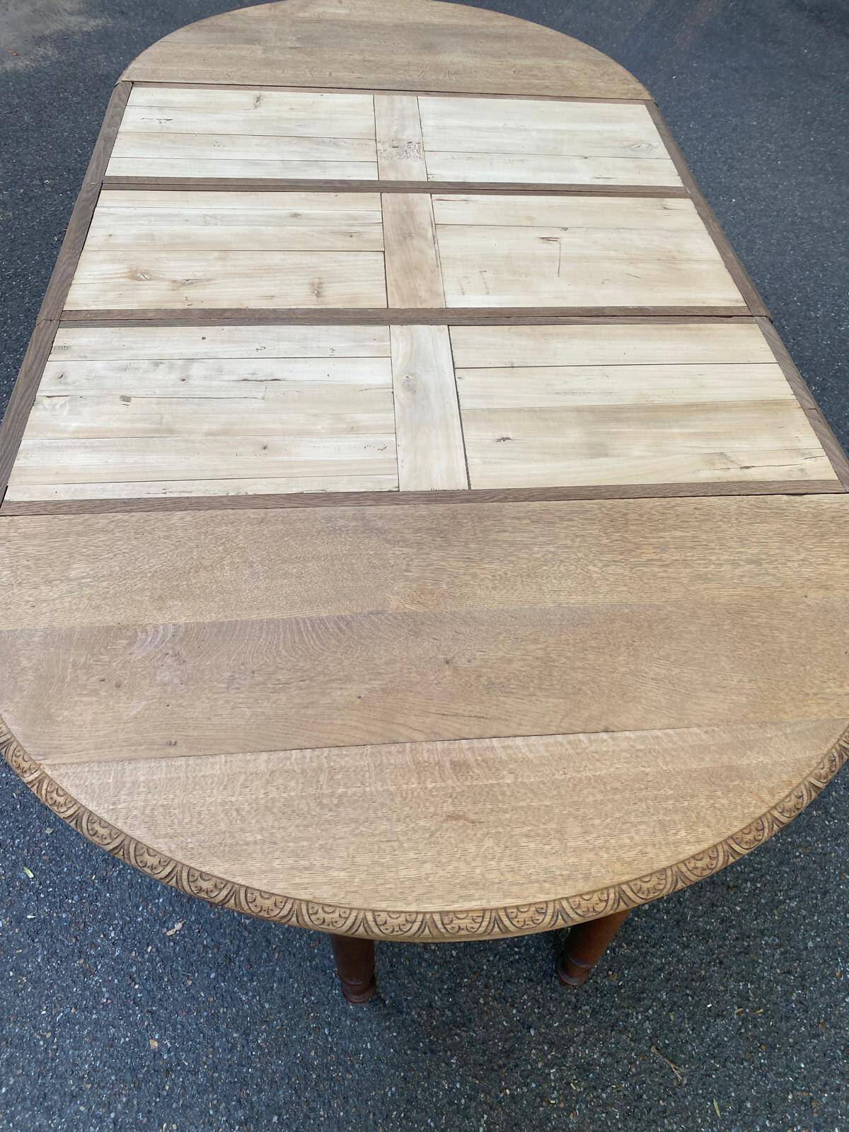 Round extendable dining table Napoleon III renovated in 19th-century oak.
