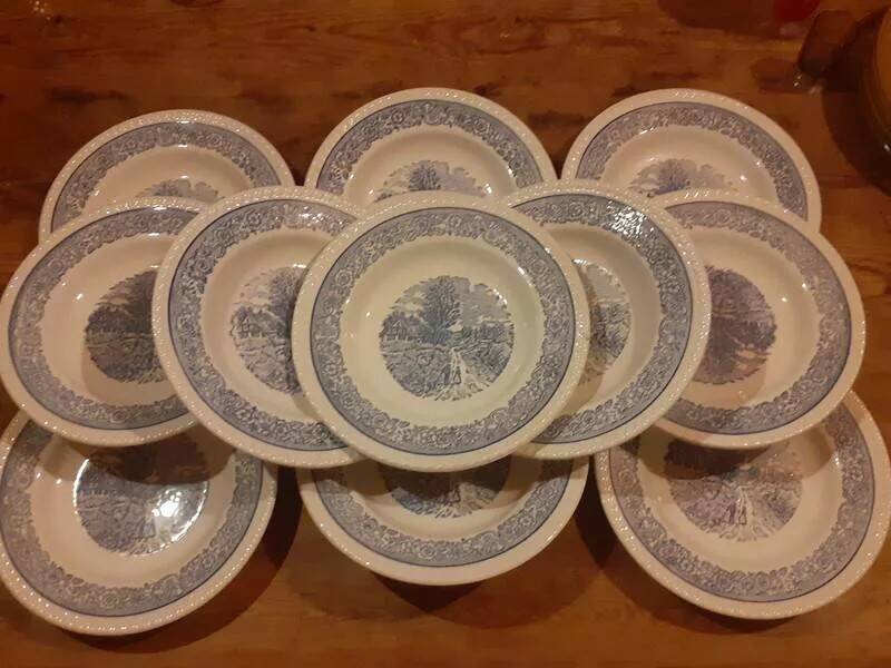 Set of 6 vintage English style soup plates