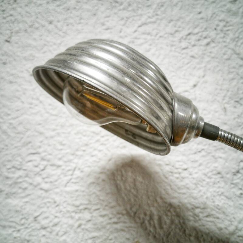 Articulated aluminum desk lamp