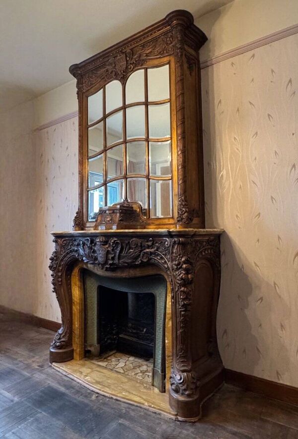 Cheminée en marbre et son trumeau en bois sculpté