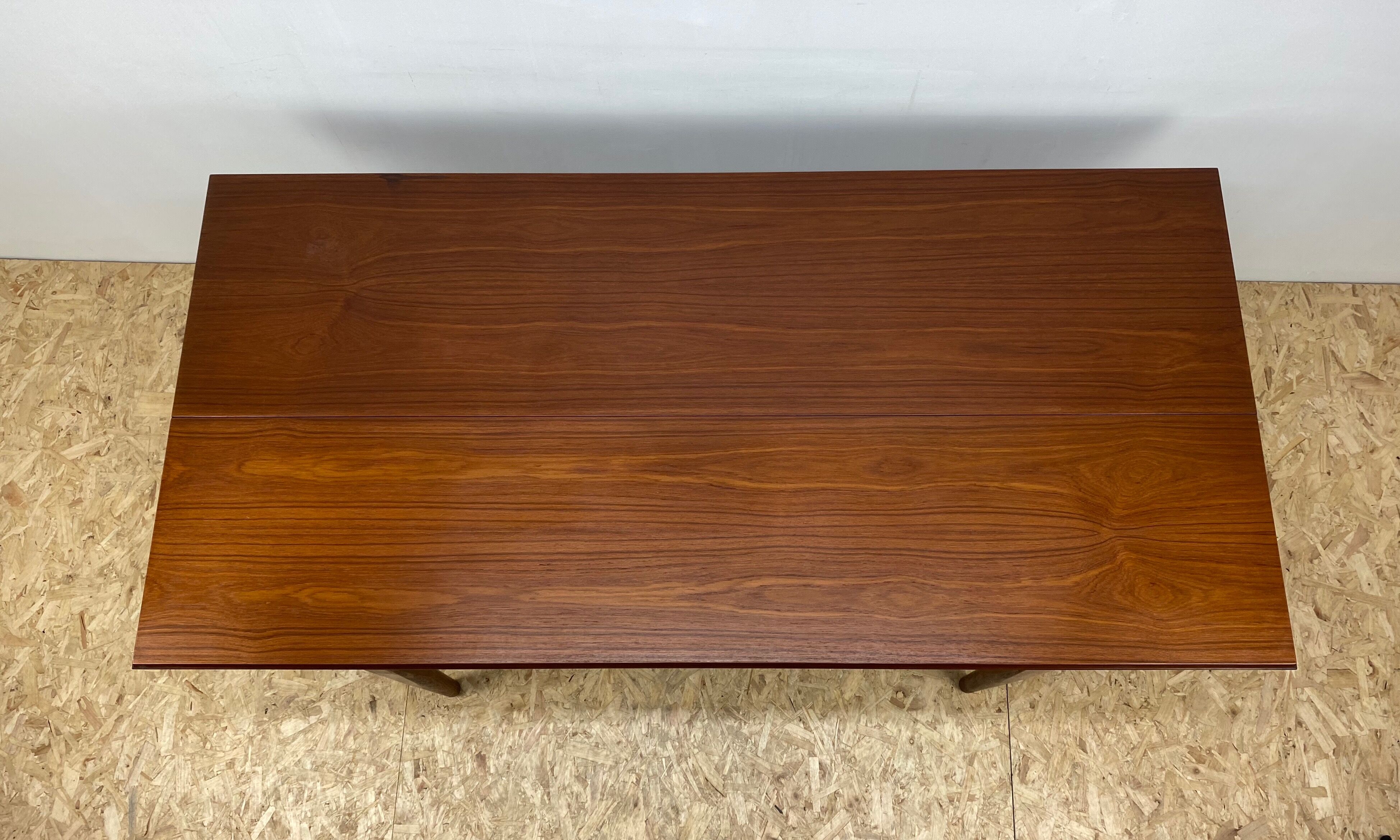 Table vintage du milieu du siècle