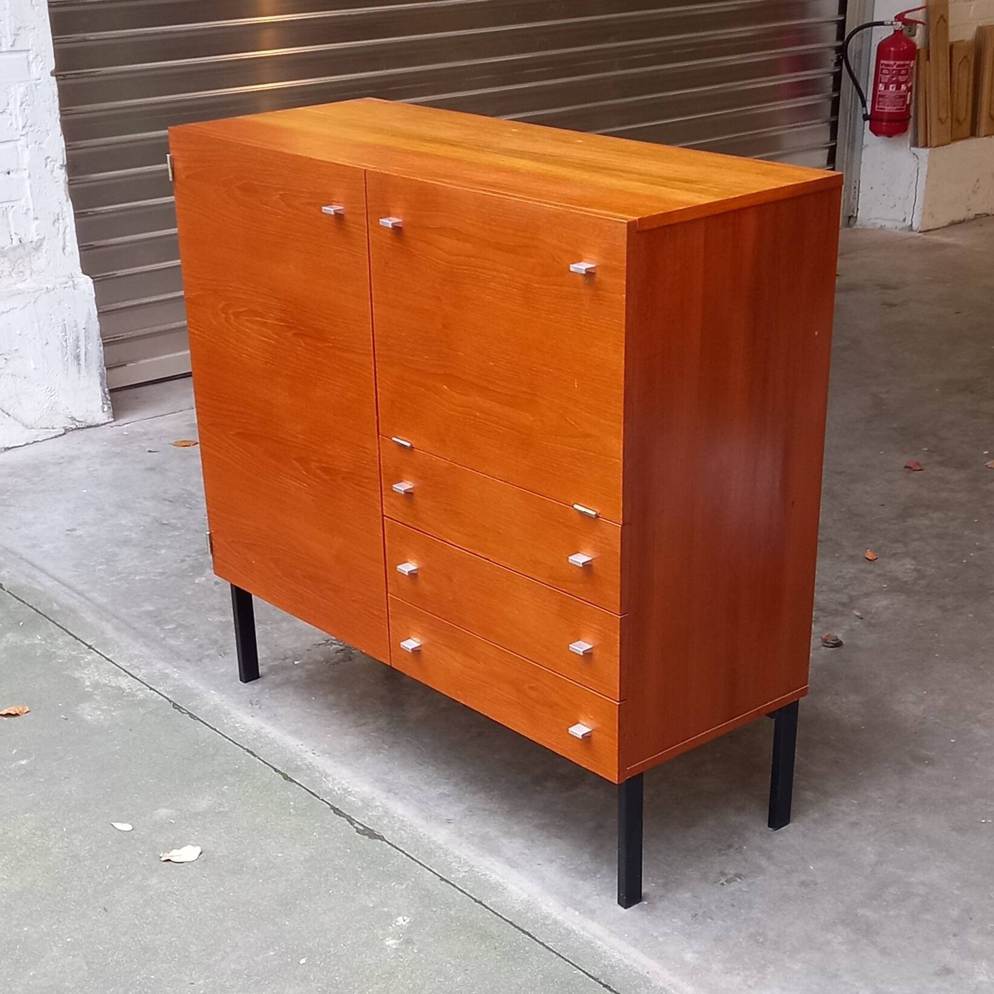 Sideboard Pierre Guariche Meurop modèle 1293 en Teck