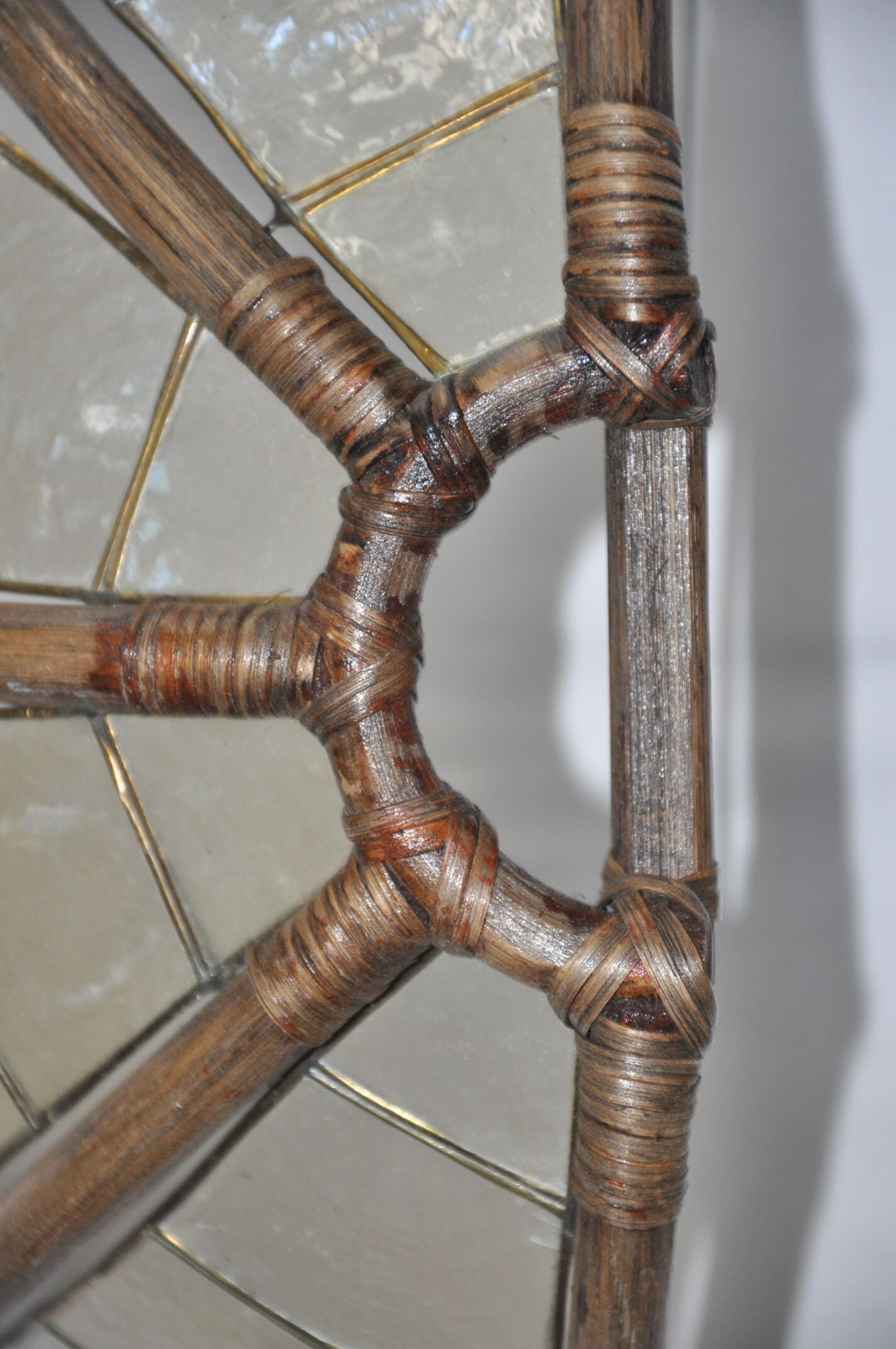 Wall light mother-of-pearl and bamboo flower shape