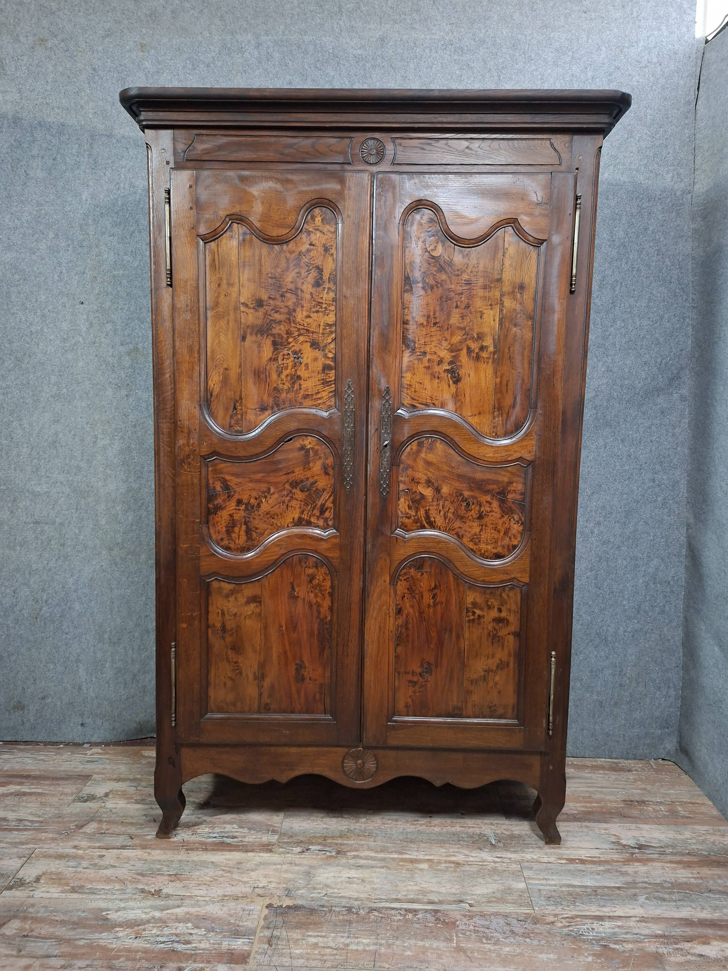Bressanne wardrobe in walnut and solid oak, regional work from the 20th century.