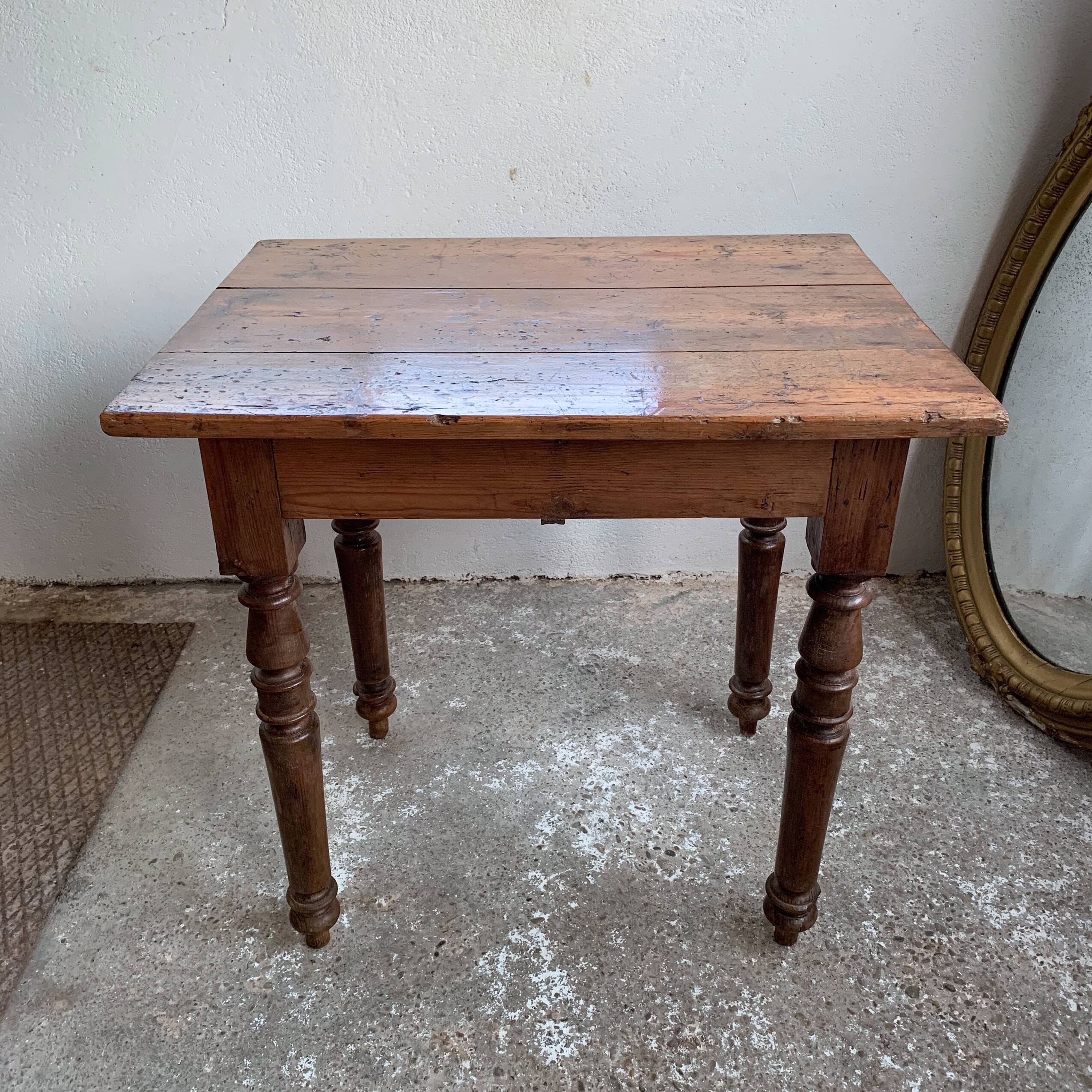 Small English pine table - early 20th century