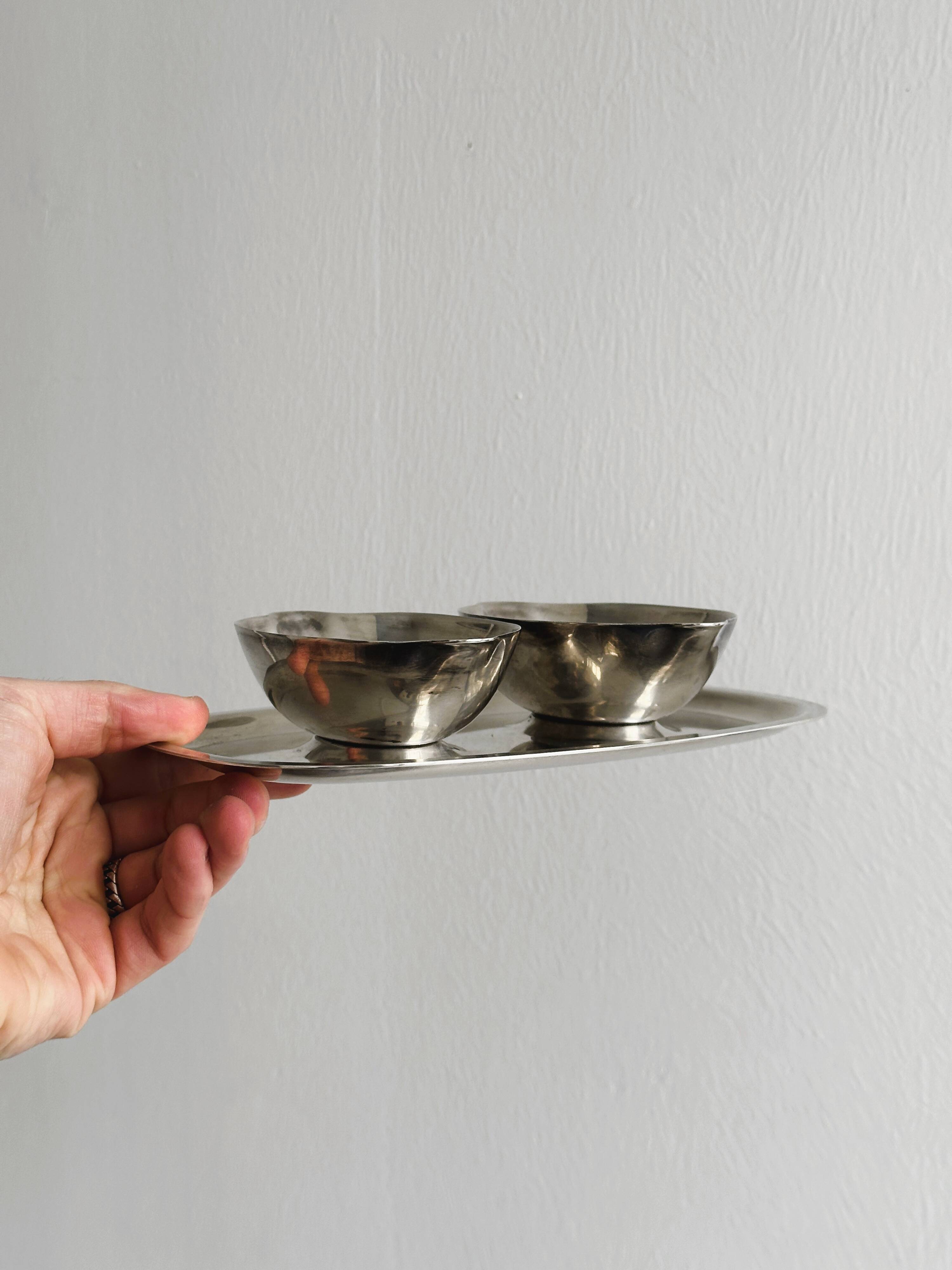 Fixed sauce boats on stainless steel tray