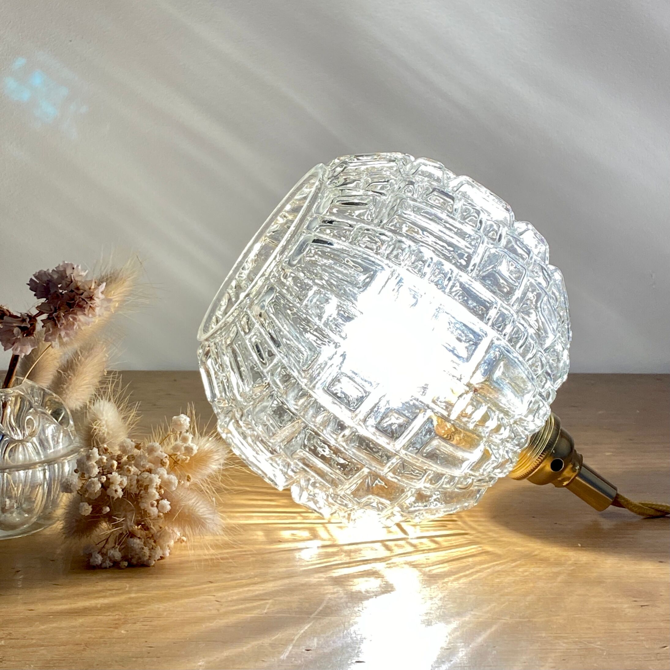 Baladeuse globe vintage en verre moulé