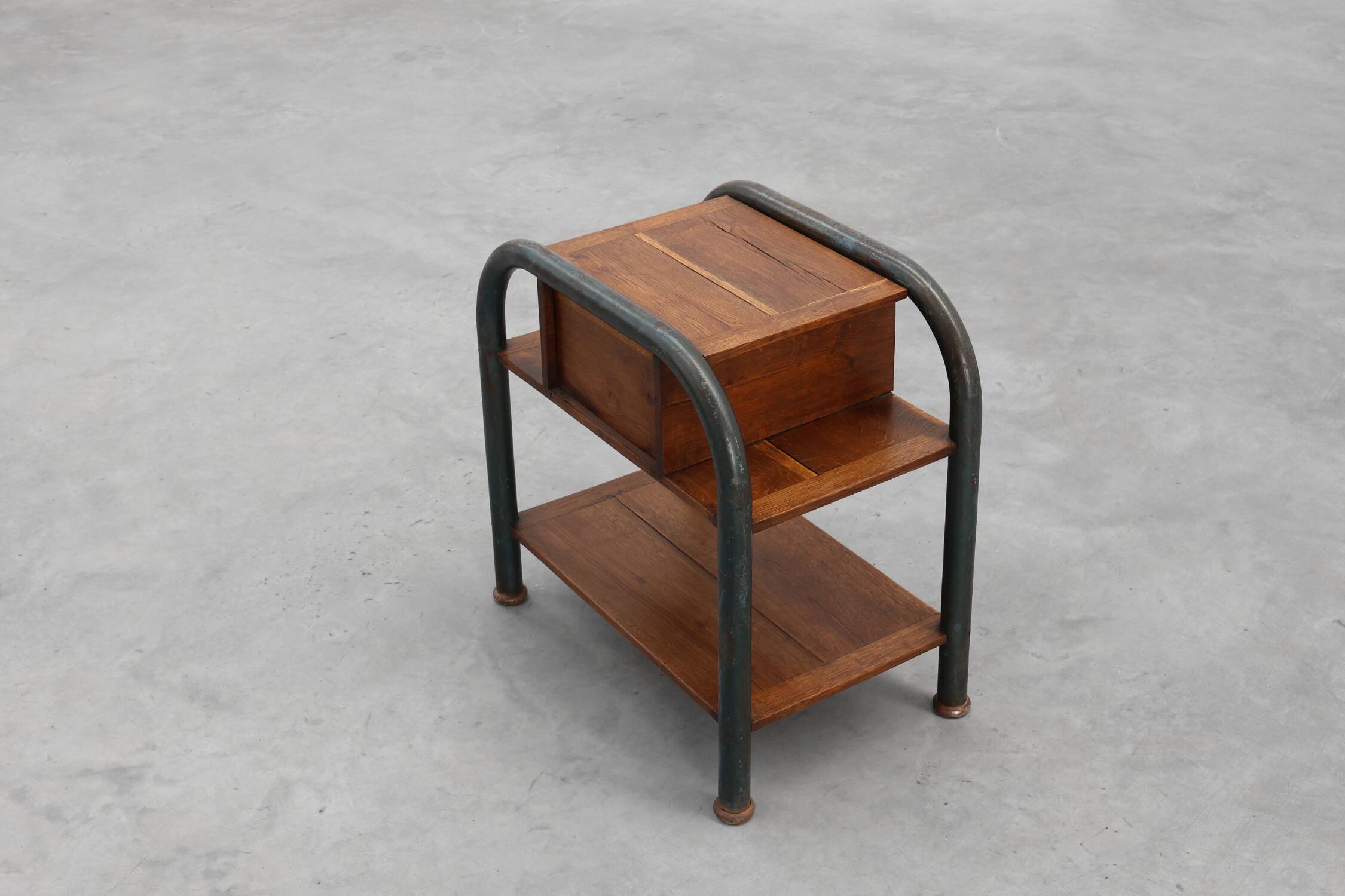 Table d'appoint ou table de chevet industrielle, Belgique vers 1910