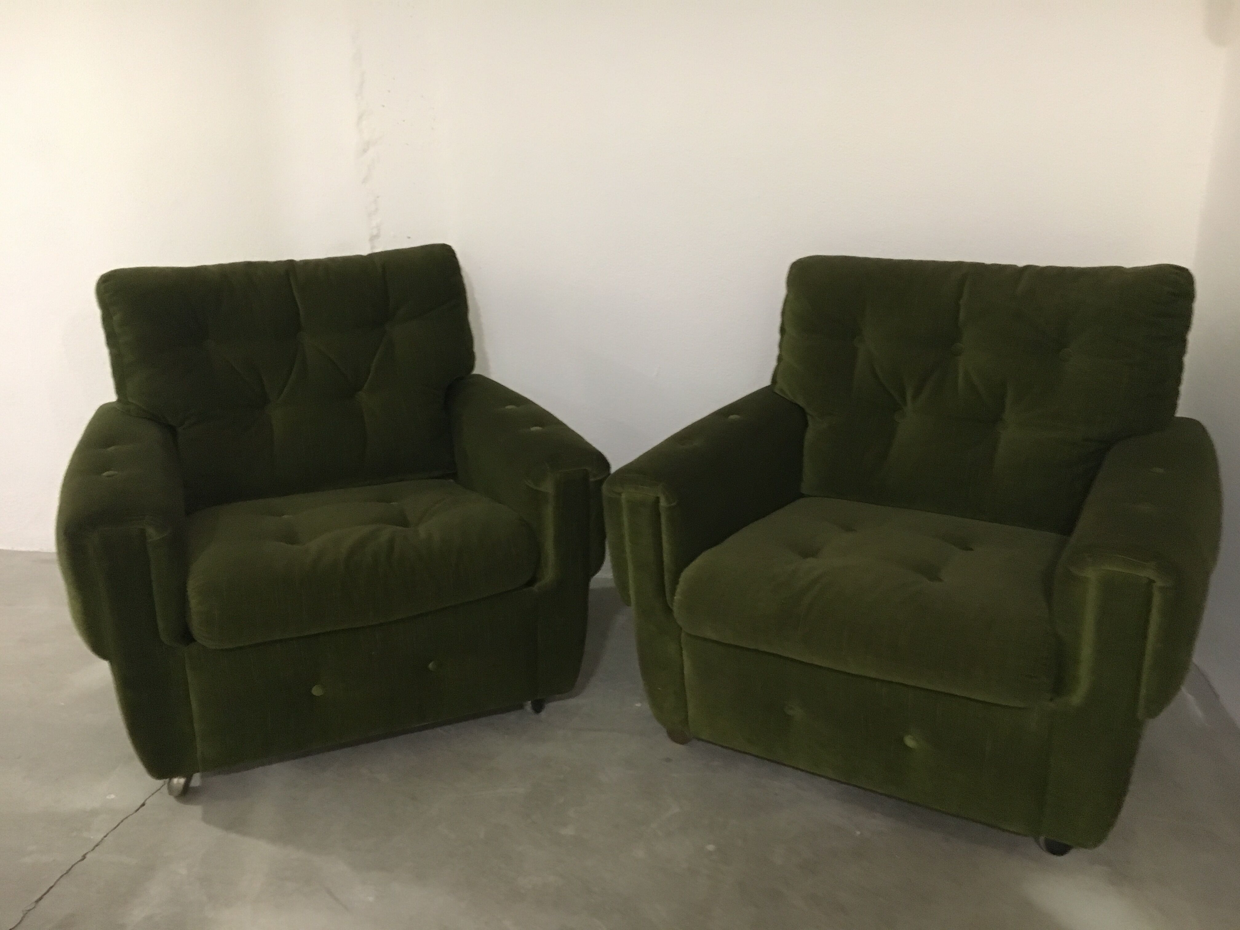 Paire de fauteuils, velours vert à roulettes, des années 70