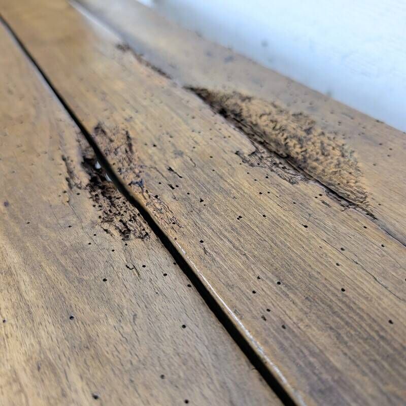 Pupitre d'école double et son banc en bois