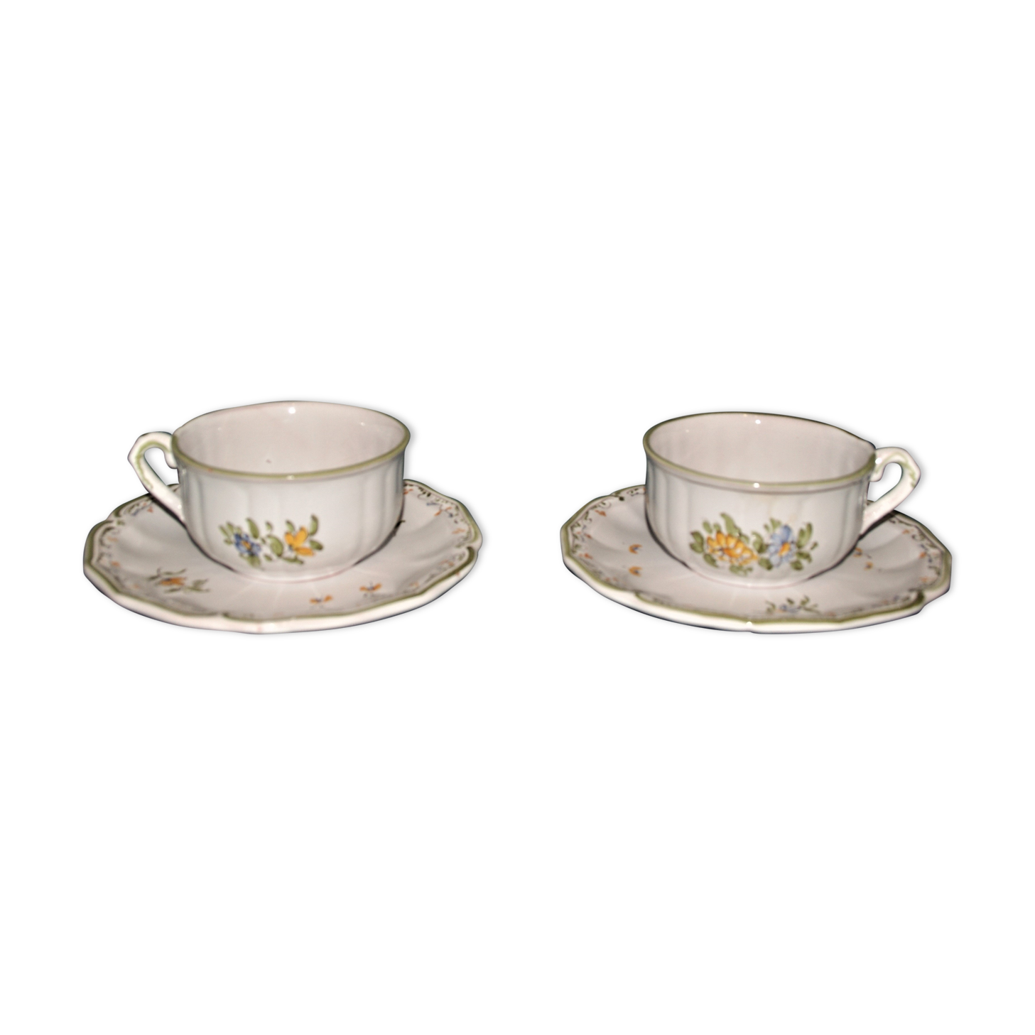 Deux tasse moustier à décor de fleurs signé
