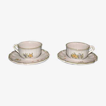 Deux tasse moustier à décor de fleurs signé