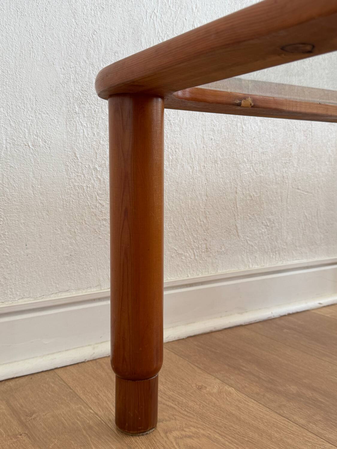 Table basse en bois et verre