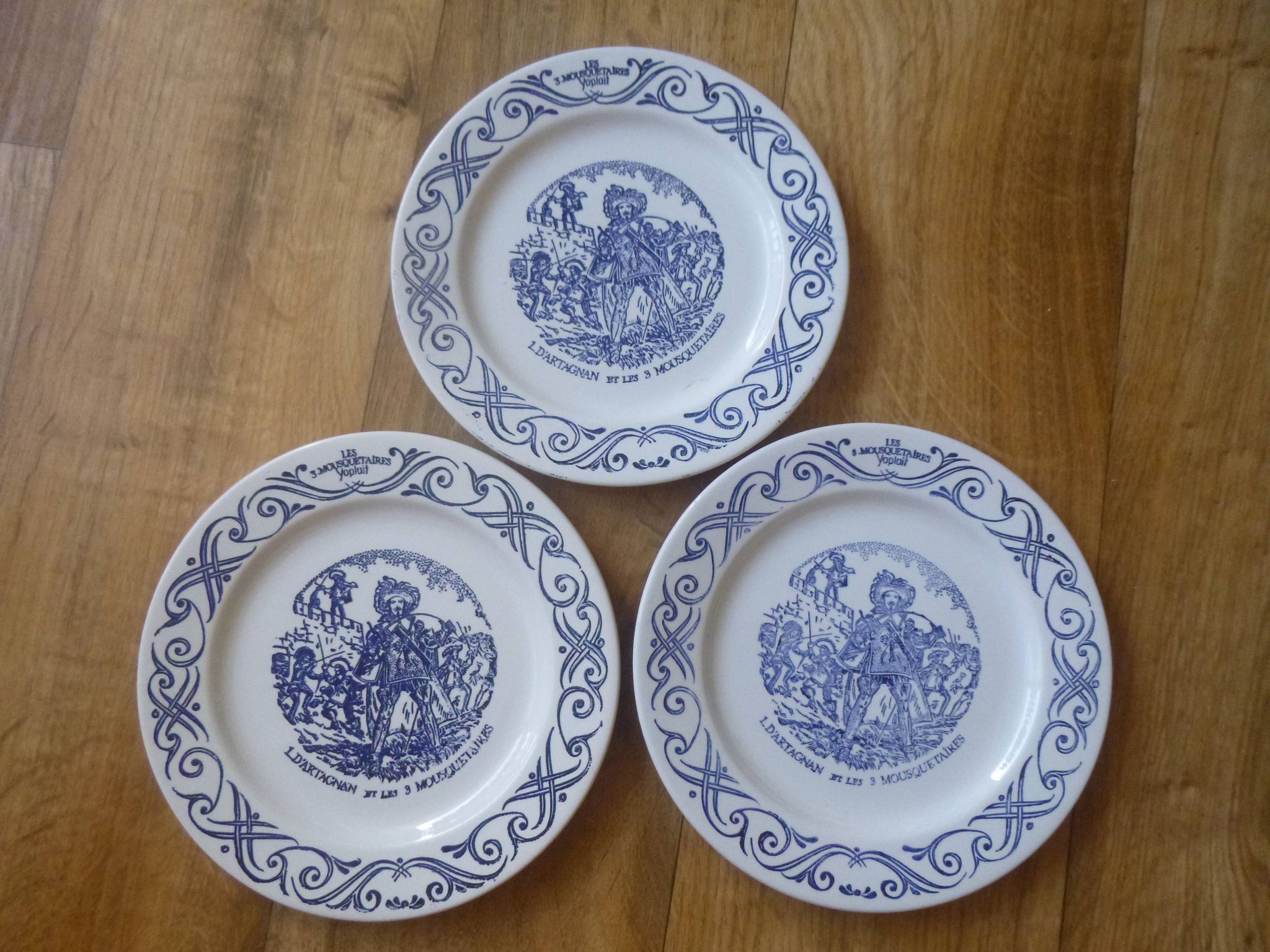 3 Yoplait advertising plates - The 3 musketeers