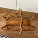 Porte revue en rotin vintage