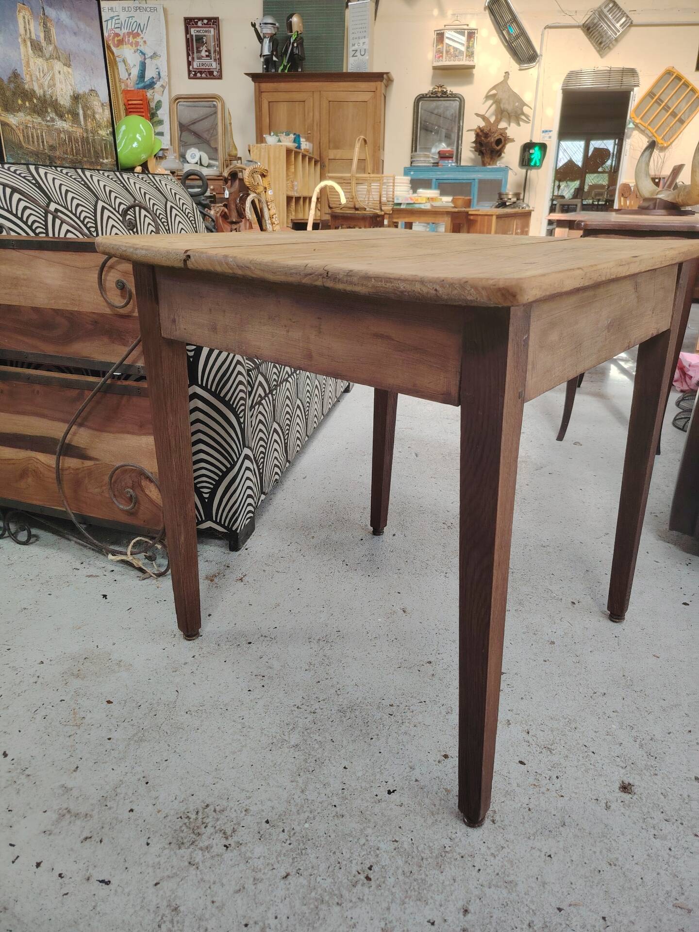 Petite table de ferme carrée en bois massif patiné - 1920