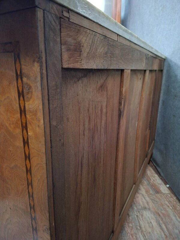 Buffet en enfilade en loupe et marbre –Transition Louis XV / Louis XVI