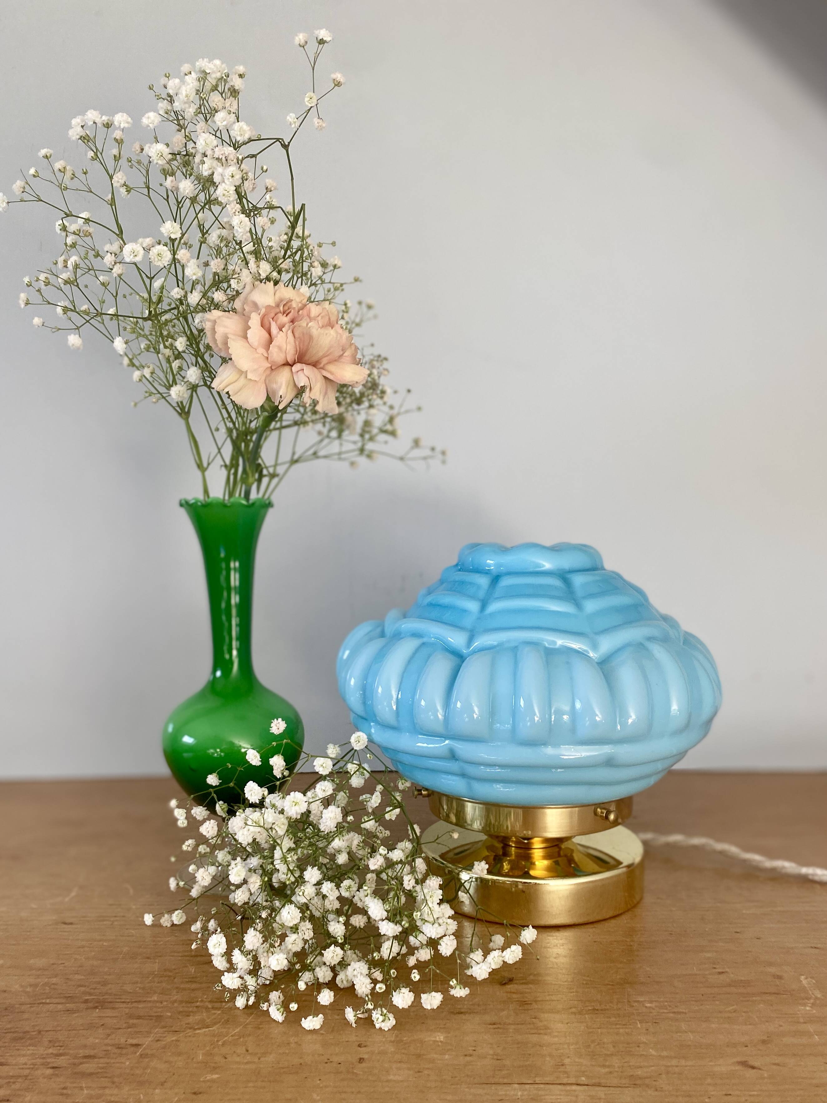 Lampe à poser globe vintage art déco en opaline bleue