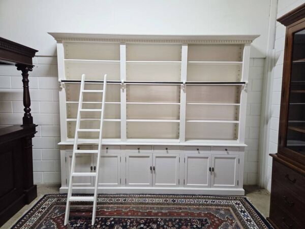 Bibliothèque blanche avec échelle