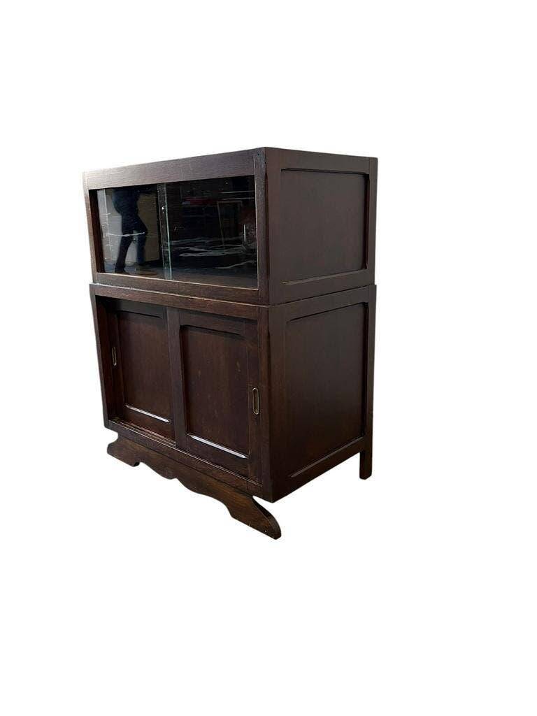 Armoire vitrine en bois vintage avec accent art déco