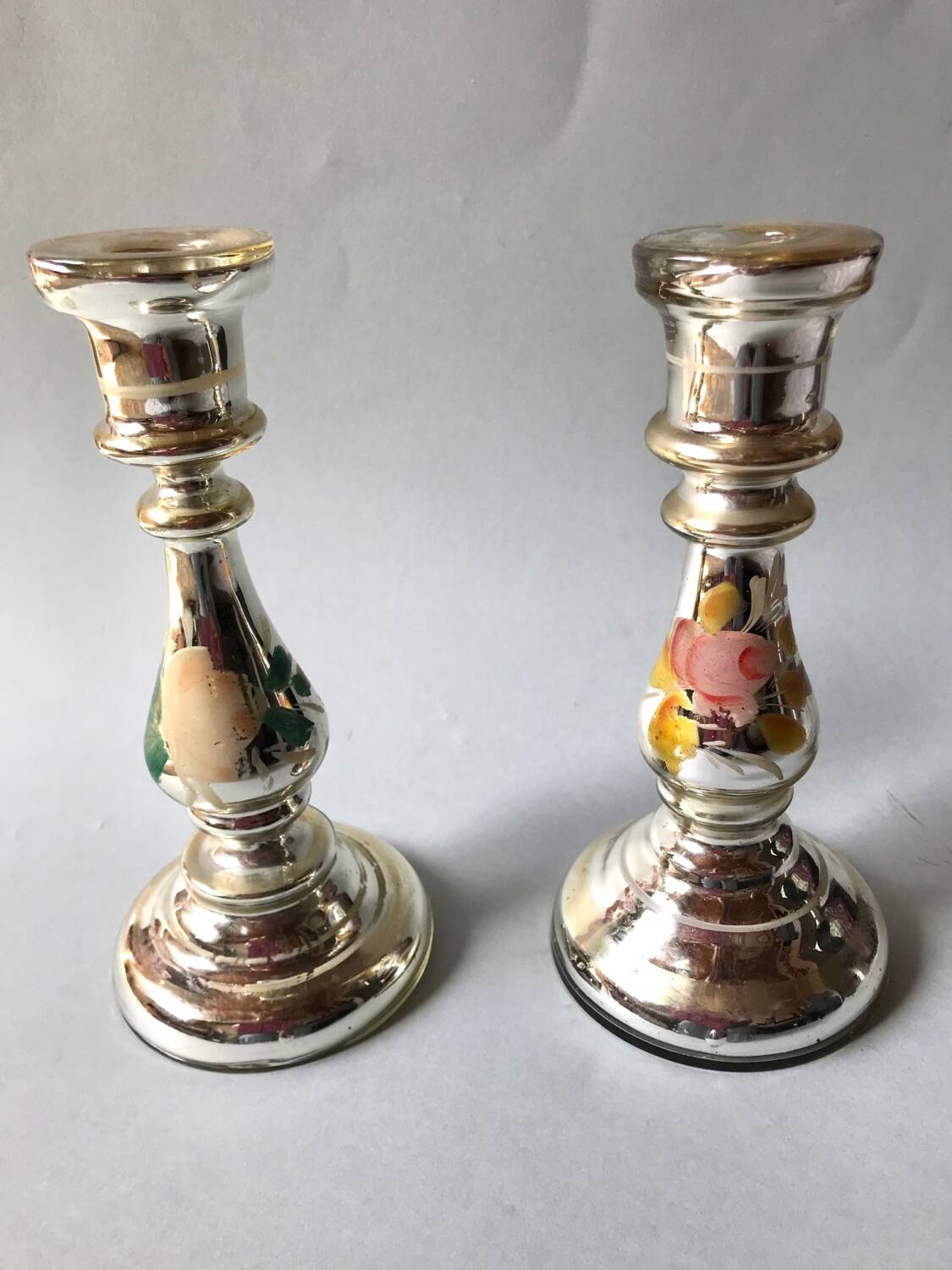 Paire de bougeoirs en verre argenté